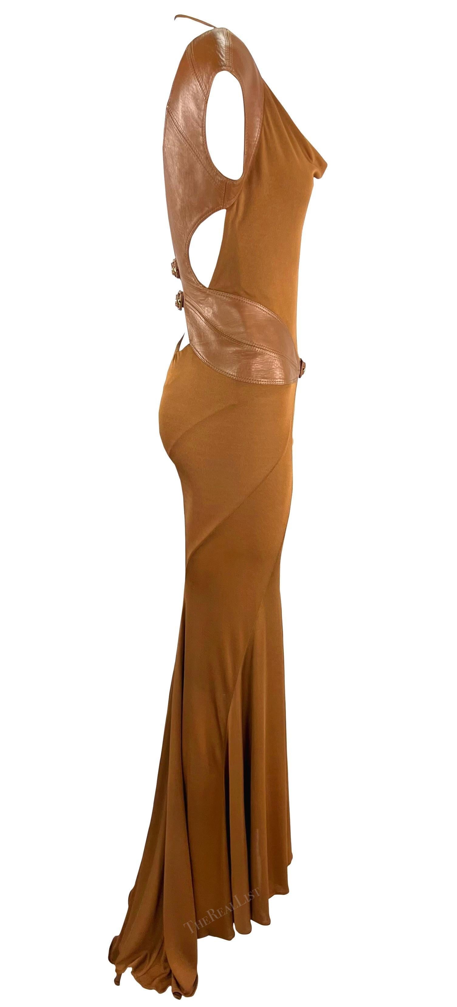 F/W 2001 Gianni Versace by Donatella Runway Robe à dos en cuir Brown Saddle en vente 7