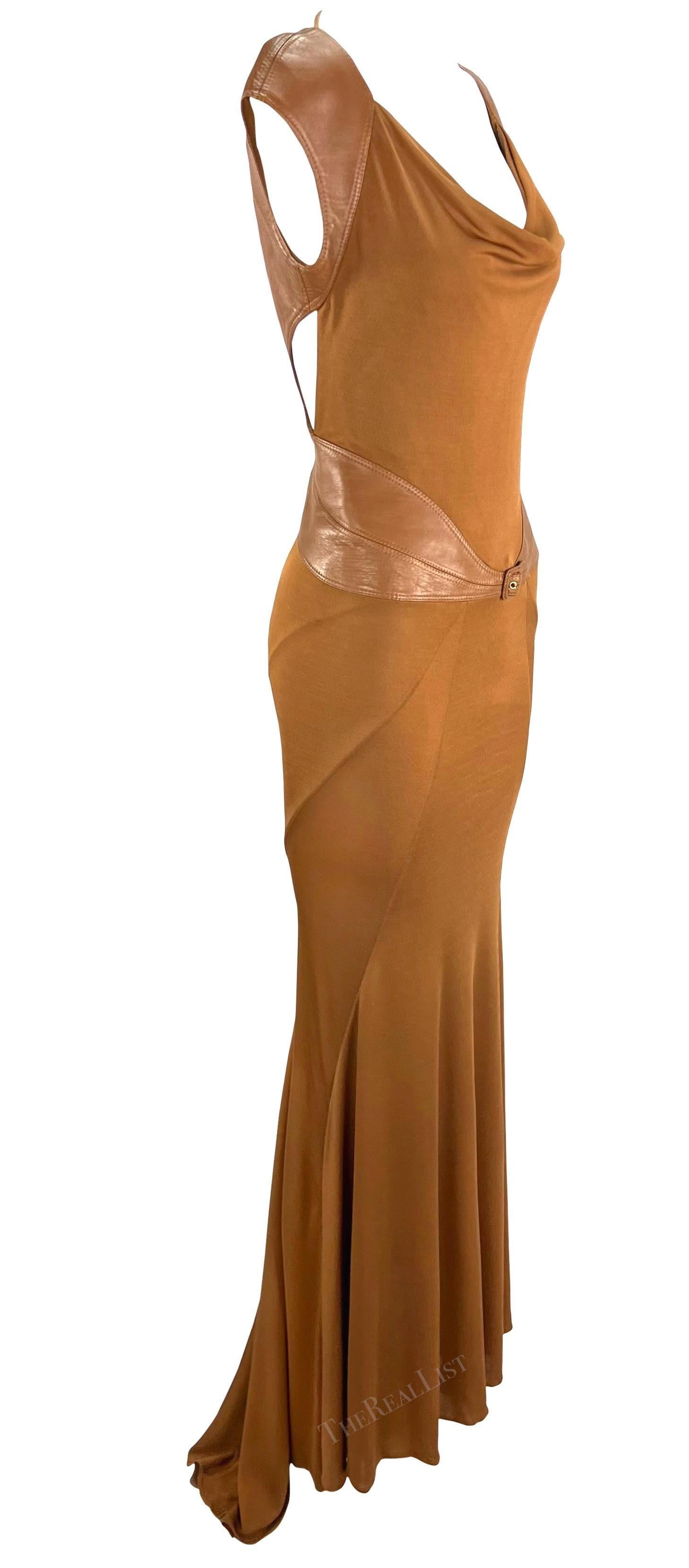 F/W 2001 Gianni Versace by Donatella Runway Robe à dos en cuir Brown Saddle en vente 8