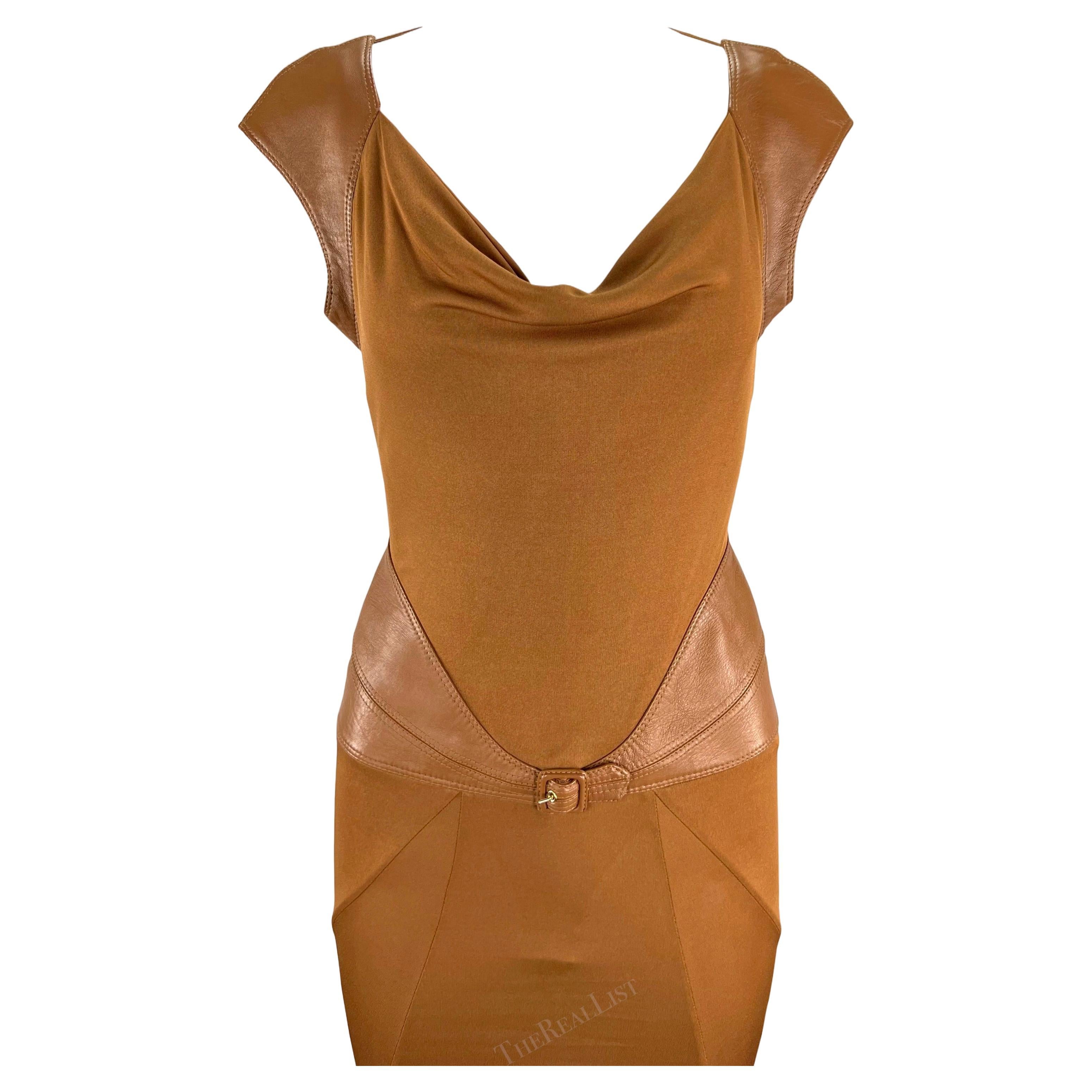 F/W 2001 Donatella Versace for Gianni Versace Laufsteg Sattel Brown Leder Rückenfreies Kleid im Angebot 1