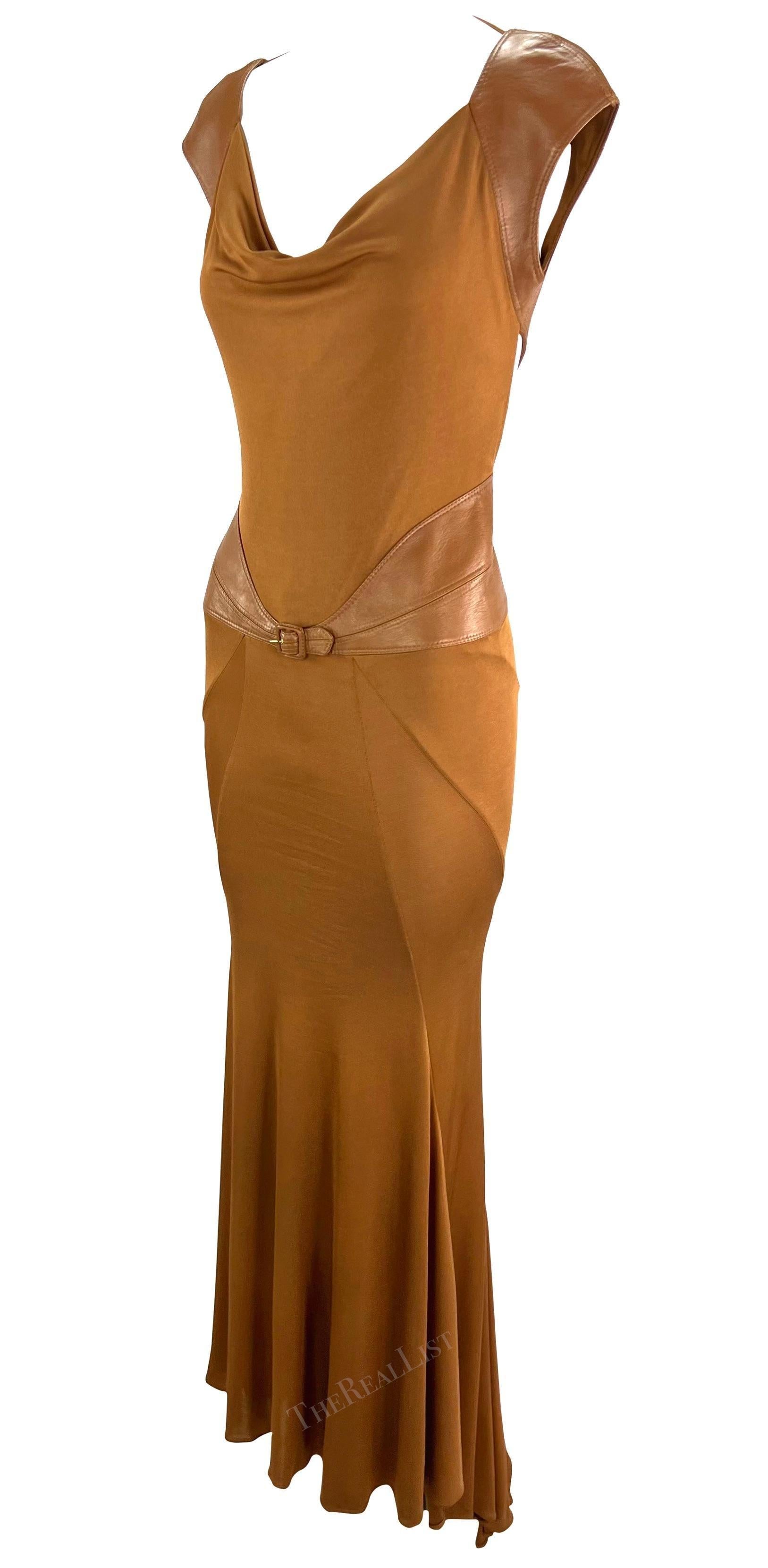 F/W 2001 Gianni Versace by Donatella Runway Robe à dos en cuir Brown Saddle en vente 3