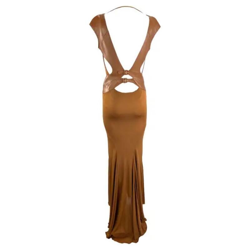 A/I 2001 Gianni Versace by Donatella Versace Runway Abito in pelle marrone senza schienale in vendita