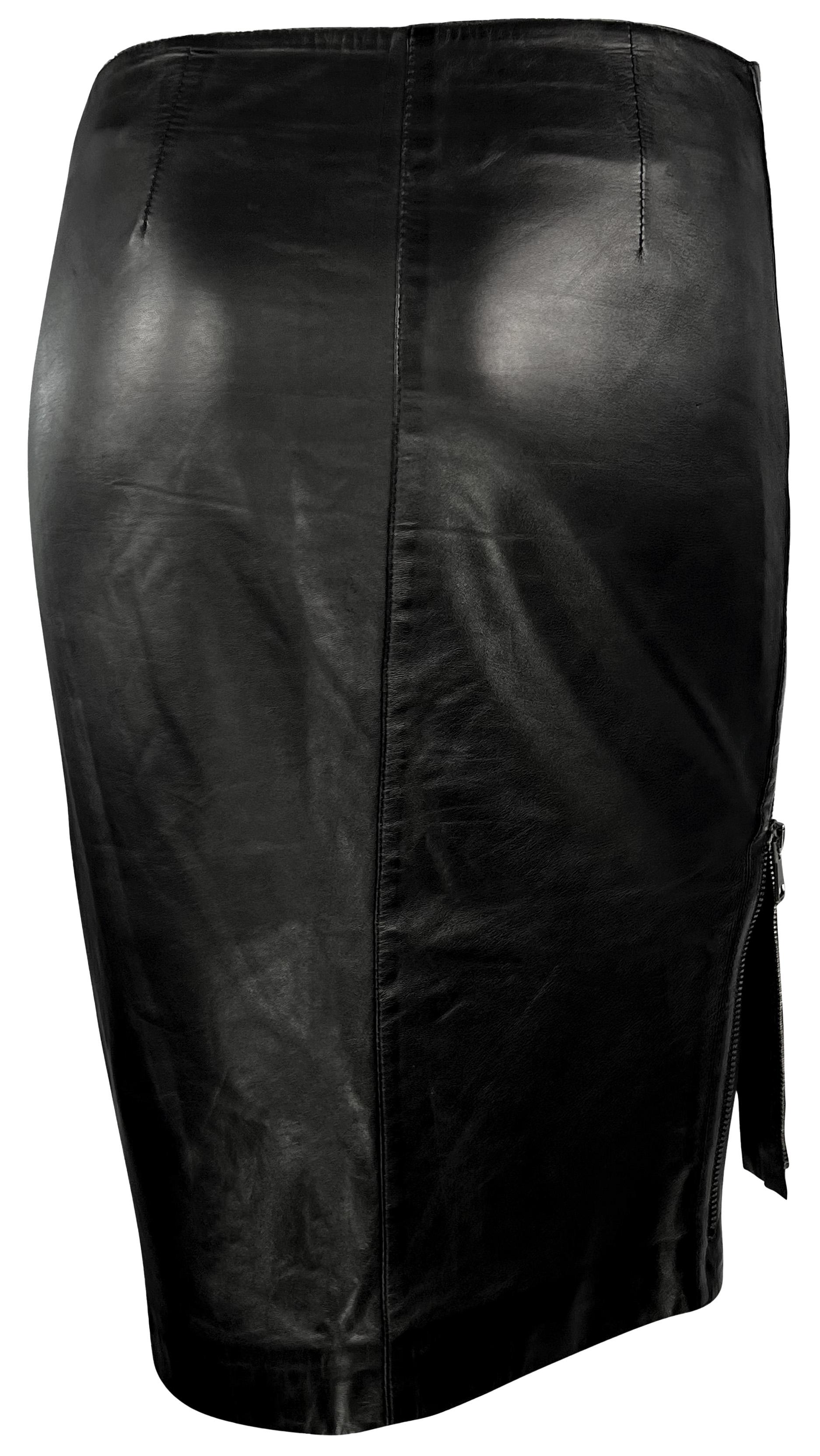 F/W 2001 Gucci by Tom Ford Black Leather Logo Zip Adjustable Pencil Skirt In Good Condition For Sale In West Hollywood, CA