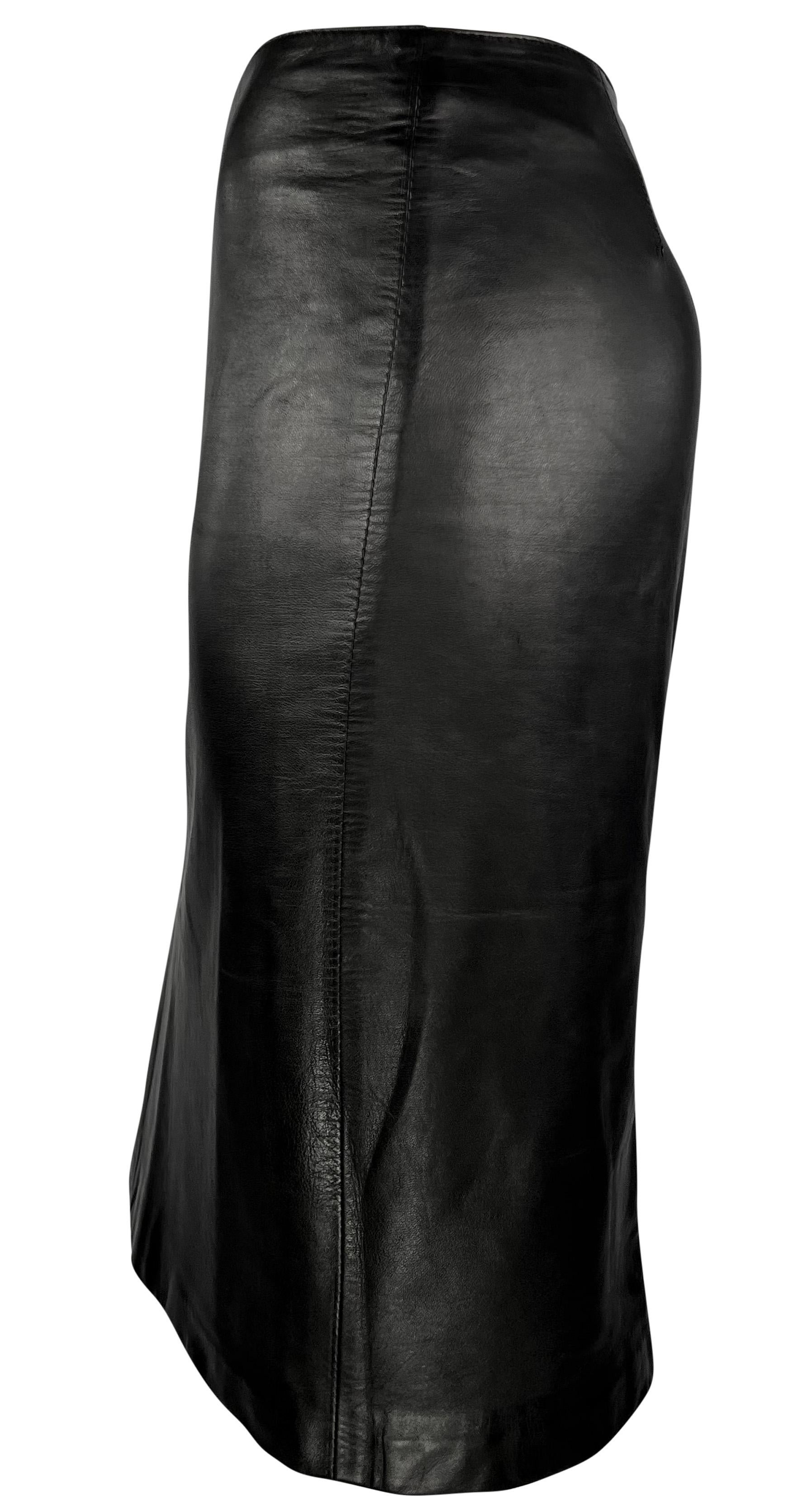Women's F/W 2001 Gucci by Tom Ford Black Leather Logo Zip Adjustable Pencil Skirt For Sale