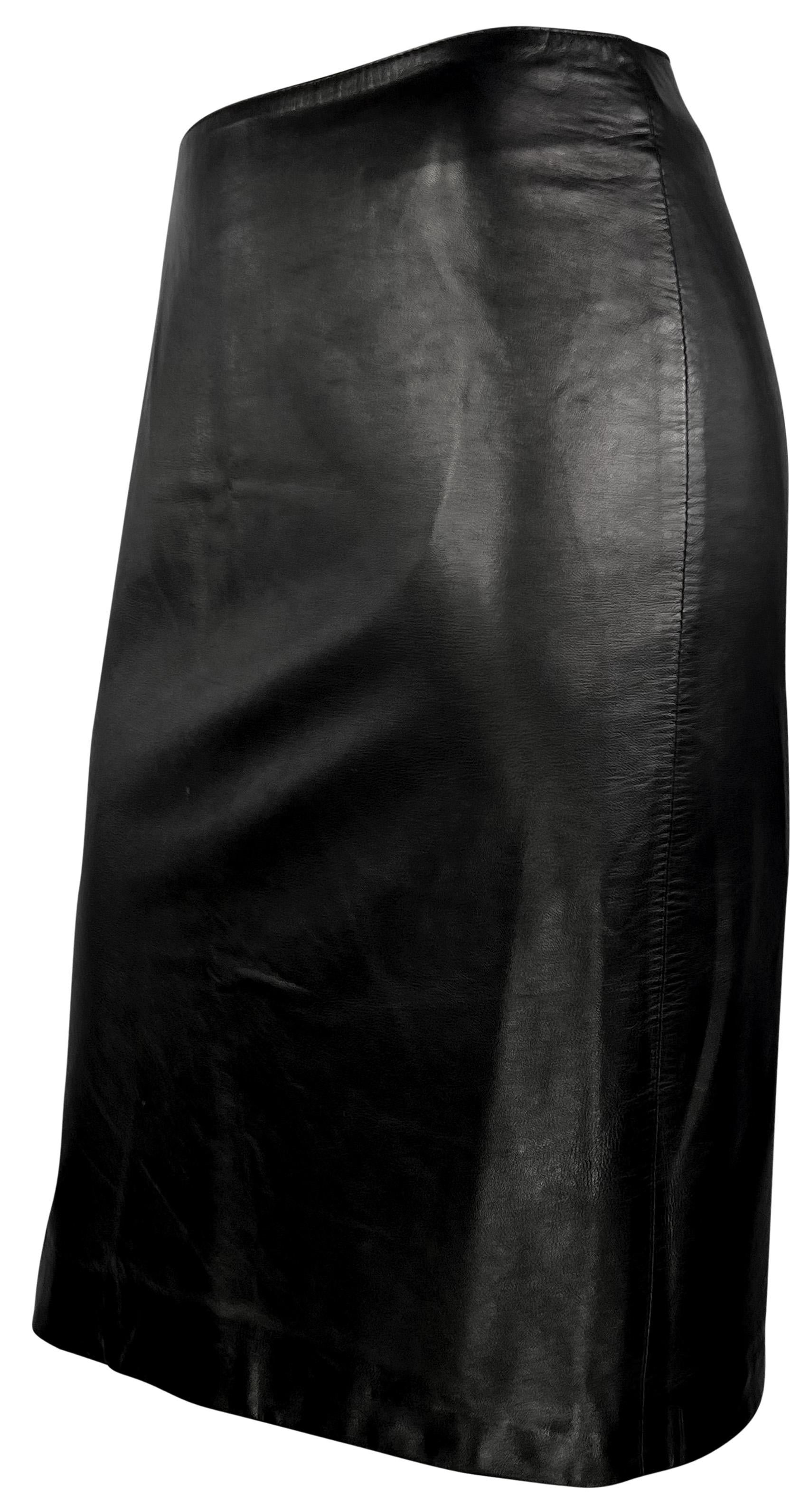 F/W 2001 Gucci by Tom Ford Black Leather Logo Zip Adjustable Pencil Skirt For Sale 1