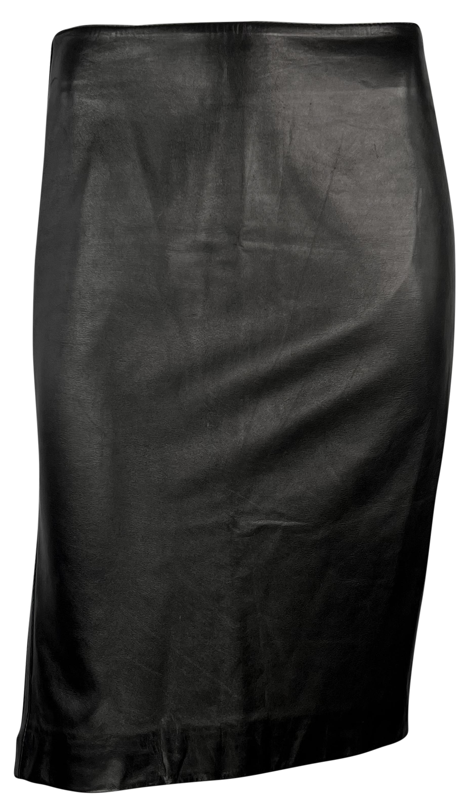 F/W 2001 Gucci by Tom Ford Black Leather Logo Zip Adjustable Pencil Skirt For Sale 2