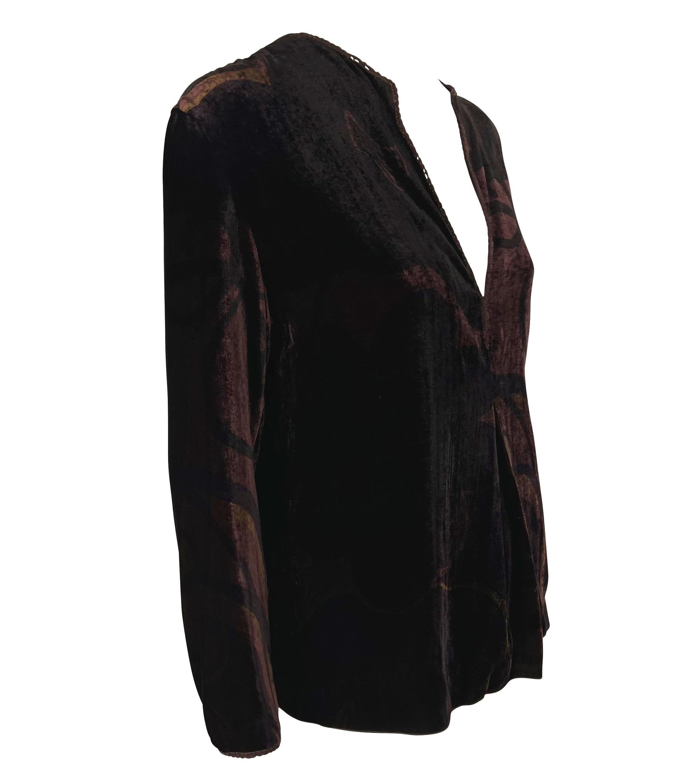 F/W 2001 Gucci for Tom Ford Braunes Tunika-Oberteil mit Samt-Logo-Print, tief ausgeschnitten im Angebot 1