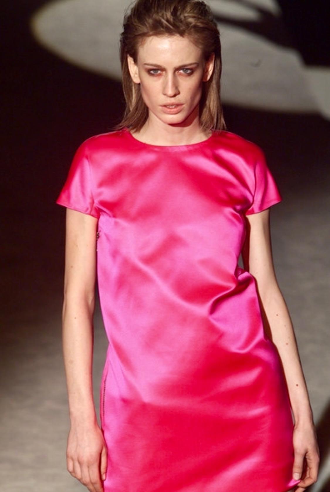 F/W 2001 Gucci by Tom Ford Heißes rosa Seiden-Satin-Minikleid mit Reißverschluss und Laufsteg Damen im Angebot