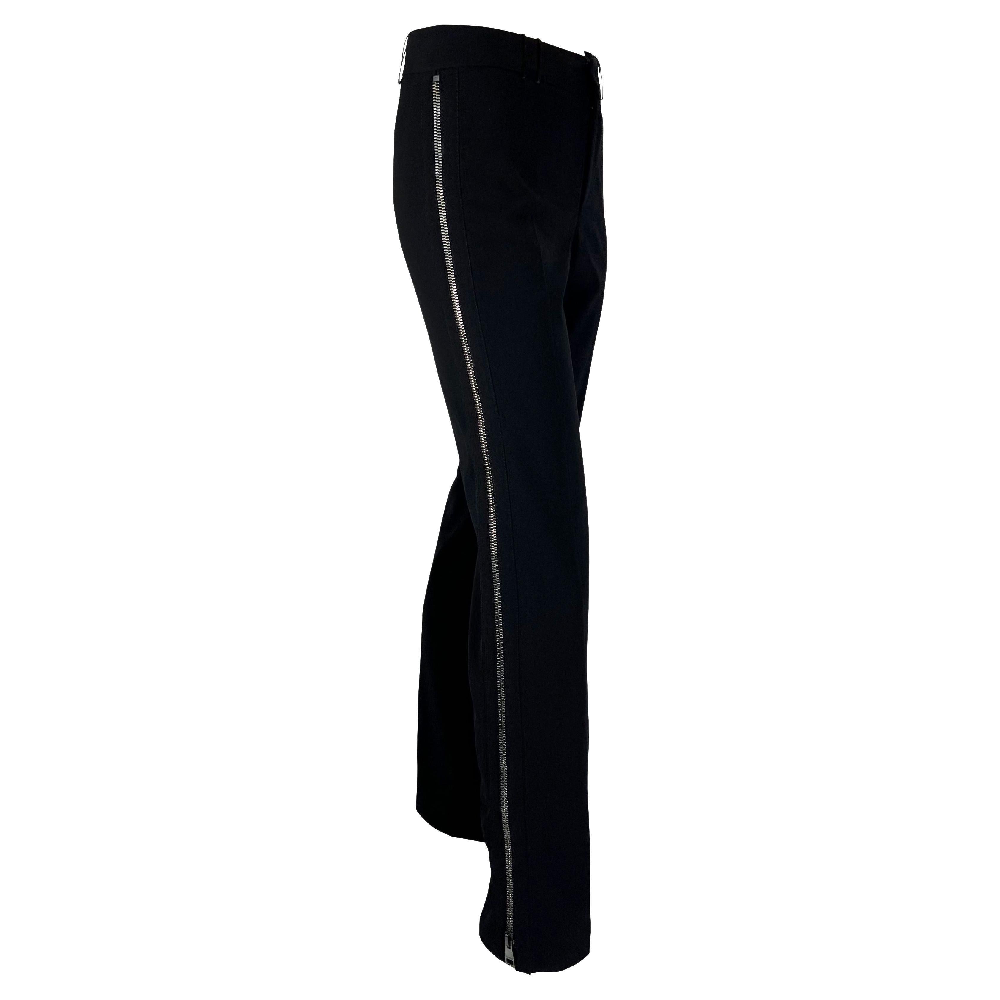 Nous vous présentons un fabuleux pantalon Gucci noir à fermeture éclair, dessiné par Tom Ford. Dans la collection Automne/Hiver 2001, la version à double fermeture éclair de ce pantalon est apparue sur les looks 16, porté par Hannelore Knuts, et 17,
