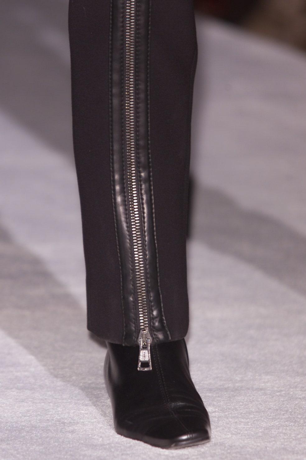 F/W 2001 Gucci by Tom Ford Runway Double Zip-Up Leather Pocket Black Wool Pants For Sale 6