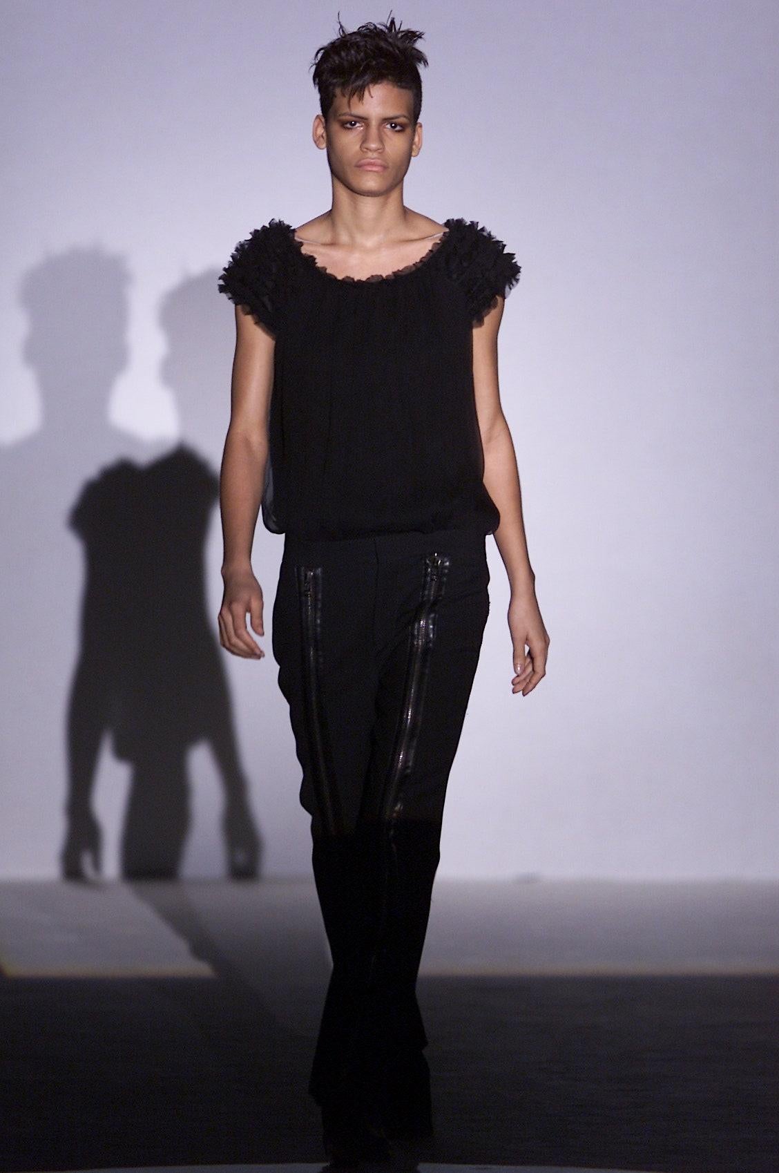 Wir präsentieren ein Paar fabelhafte schwarze Gucci-Hosen mit Reißverschluss, entworfen von Tom Ford. Diese Hose aus der Herbst/Winter-Kollektion 2001 wurde auf dem Laufsteg als Teil des Looks 2 von Karolina Kurkova präsentiert und kam auch in den
