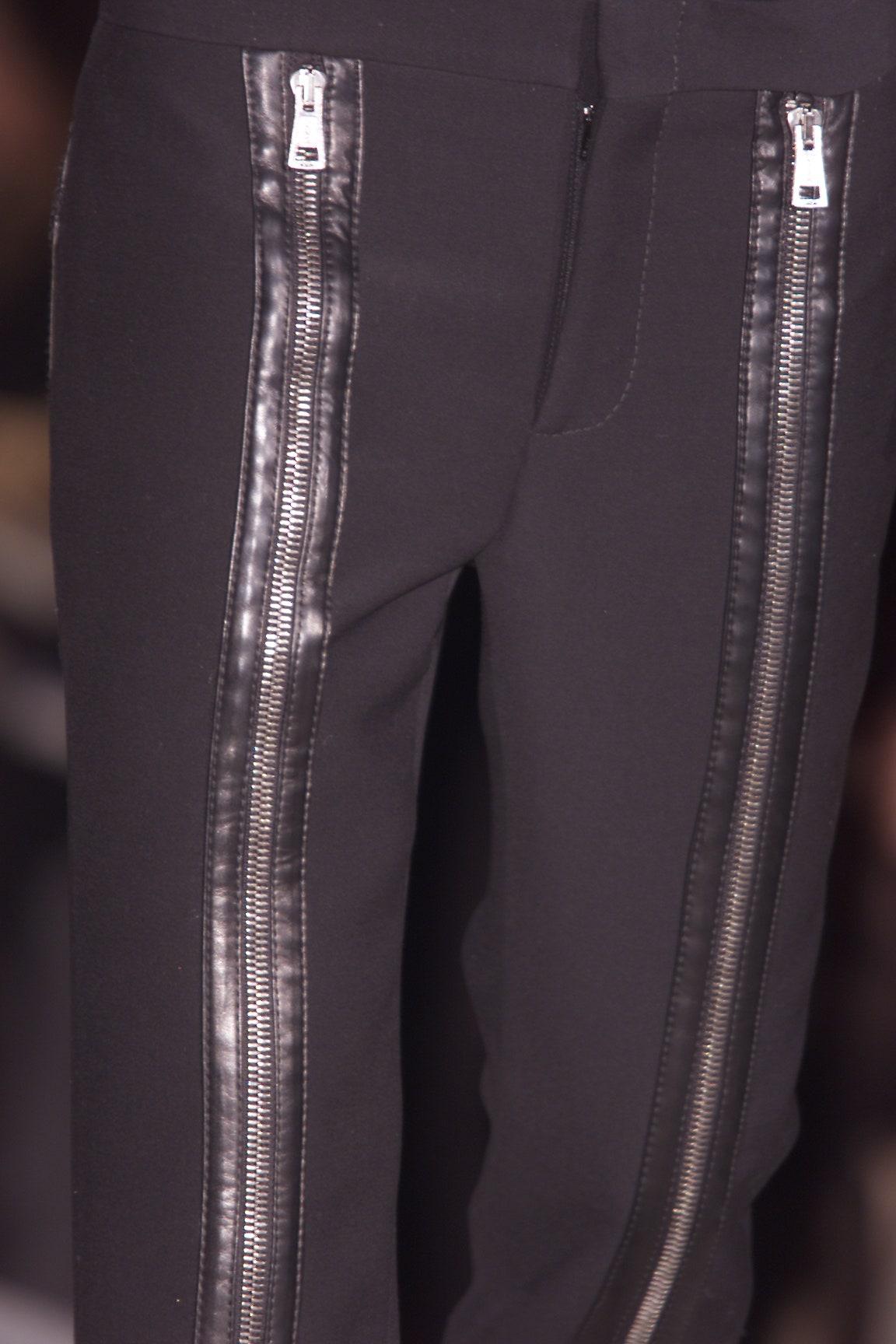 F/W 2001 Gucci by Tom Ford Runway Double Zip-Up Leather Pocket Black Wool Pants For Sale 2