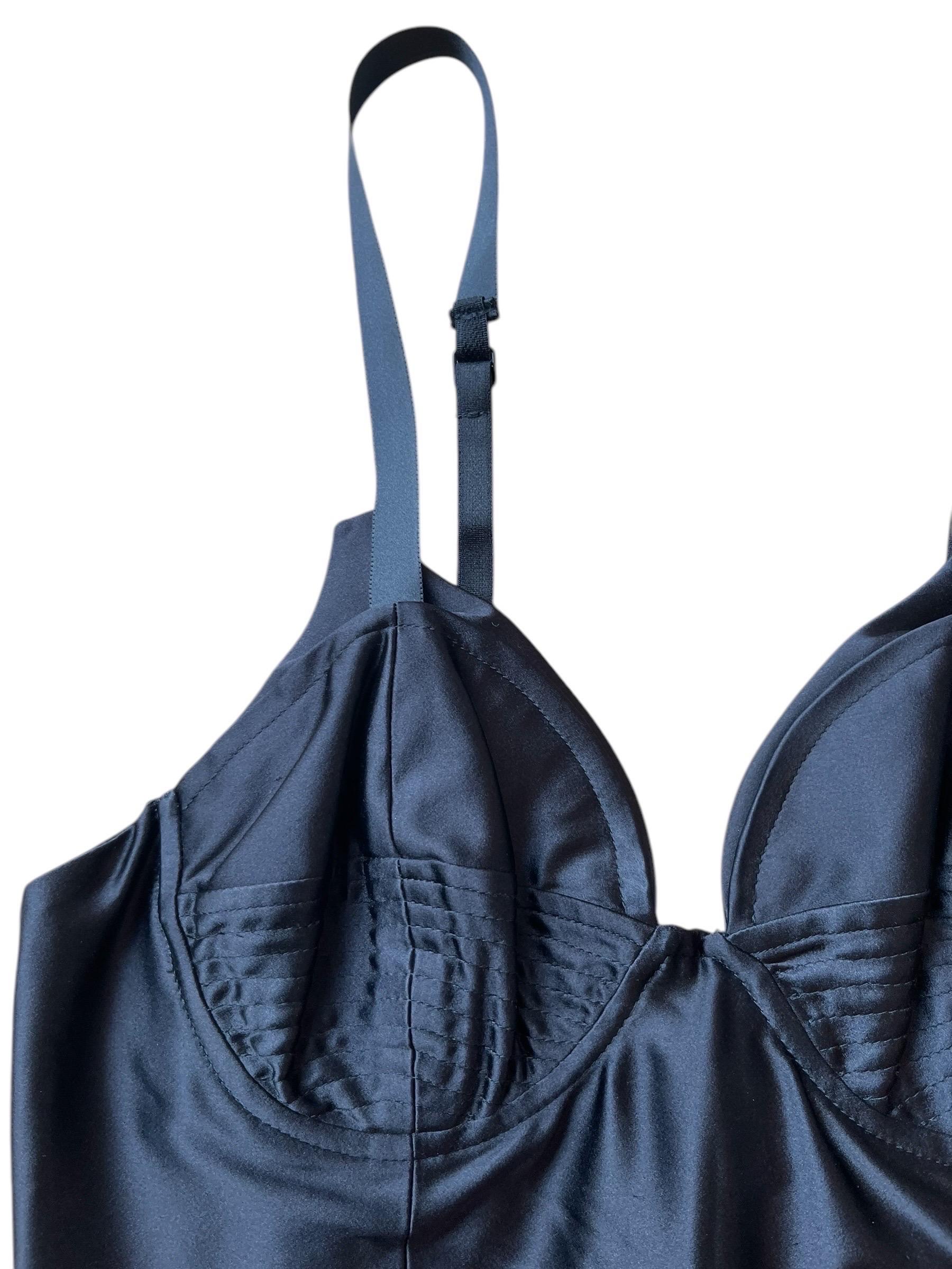 A/I 2001 Olivier Theyskens - Romper a cono in satin nero
Condizioni eccellenti
Tessuto Seta
Prodotto in Italia
Petto: 34