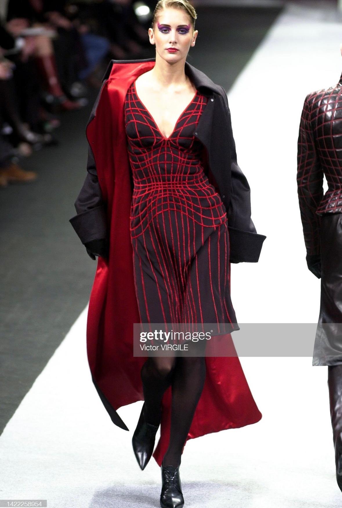 Thierry Mugler - Robe moulante en maille noire avec contour, automne-hiver 2001 Excellent état - En vente à West Hollywood, CA