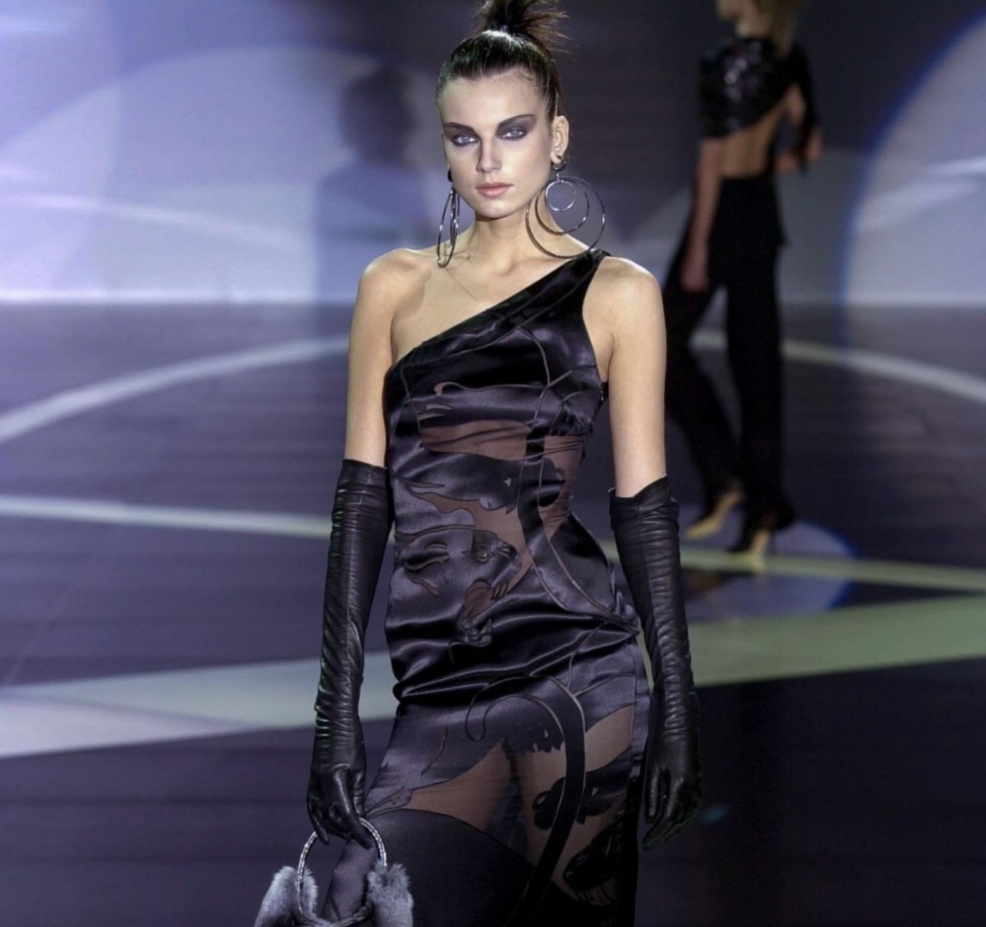 Dieses schwarze Ein-Schulter-Kleid aus der Herbst/Winter 2001 Kollektion von Valentino Garavani hat durchsichtige Panther-Einsätze aus Satin, die mit Strasssteinen besetzt sind. Die Panther formen eine modernisierte Version von Valentinos berühmtem