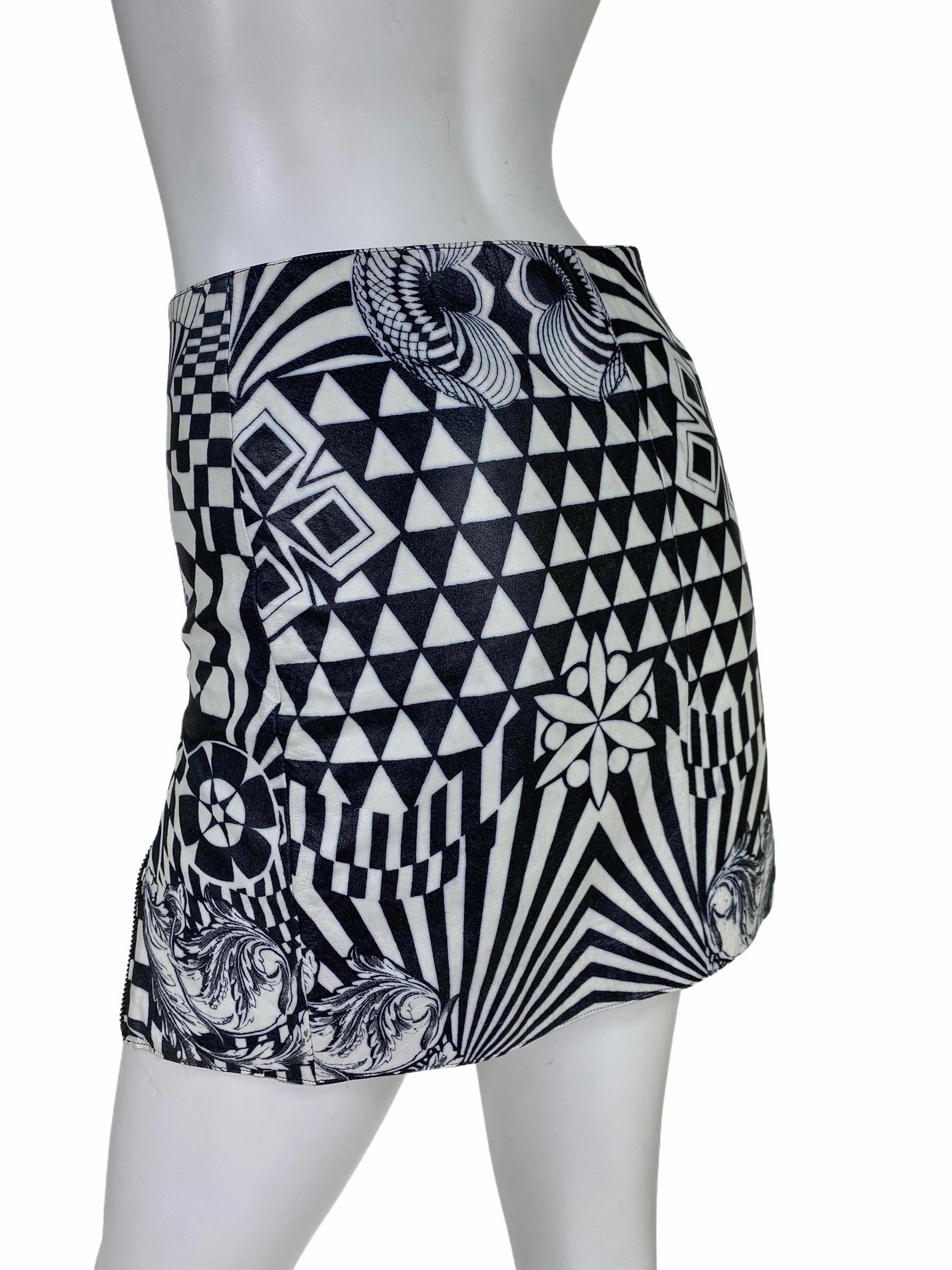 F/W 2001 Versus Versace Black/White Vintage Graphic Tattoo Leather Skirt  In Excellent Condition For Sale In Montgomery, TX