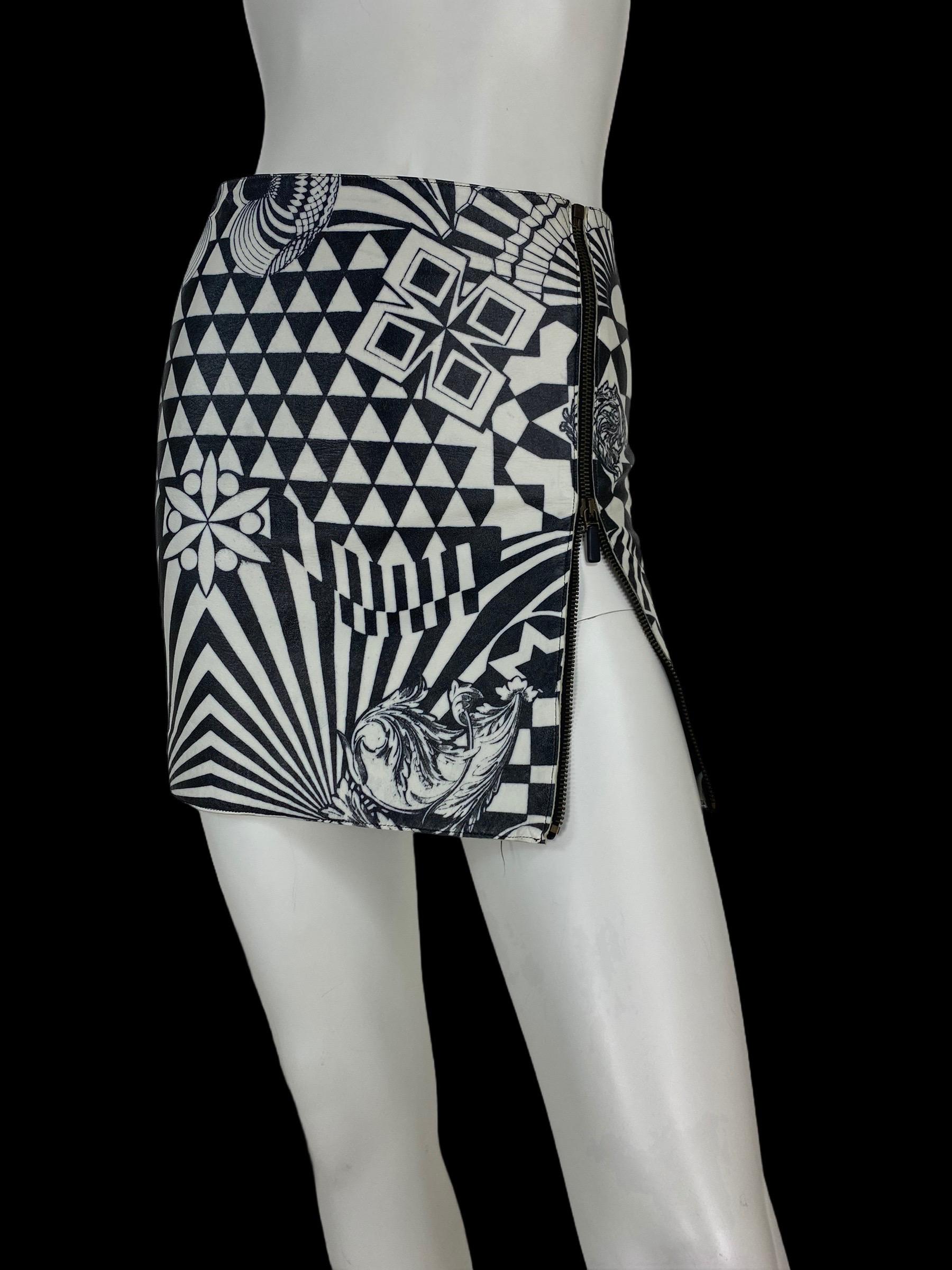 F/W 2001 Versus Versace Black/White Vintage Graphic Tattoo Leather Skirt  For Sale 2