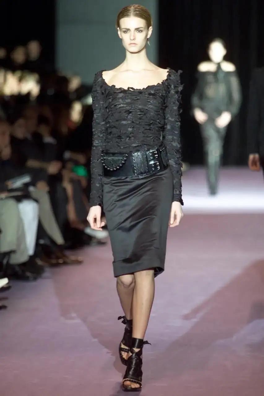 Présentation d'un fabuleux pull-over Yves Saint Laurent Rive Gauche à ruban noir, dessiné par Tom Ford. Issu de la collection automne/hiver 2001, ce haut a été présenté dans le cadre du look 9, porté par Jacquetta Wheeler. Fabriqué à partir d'une