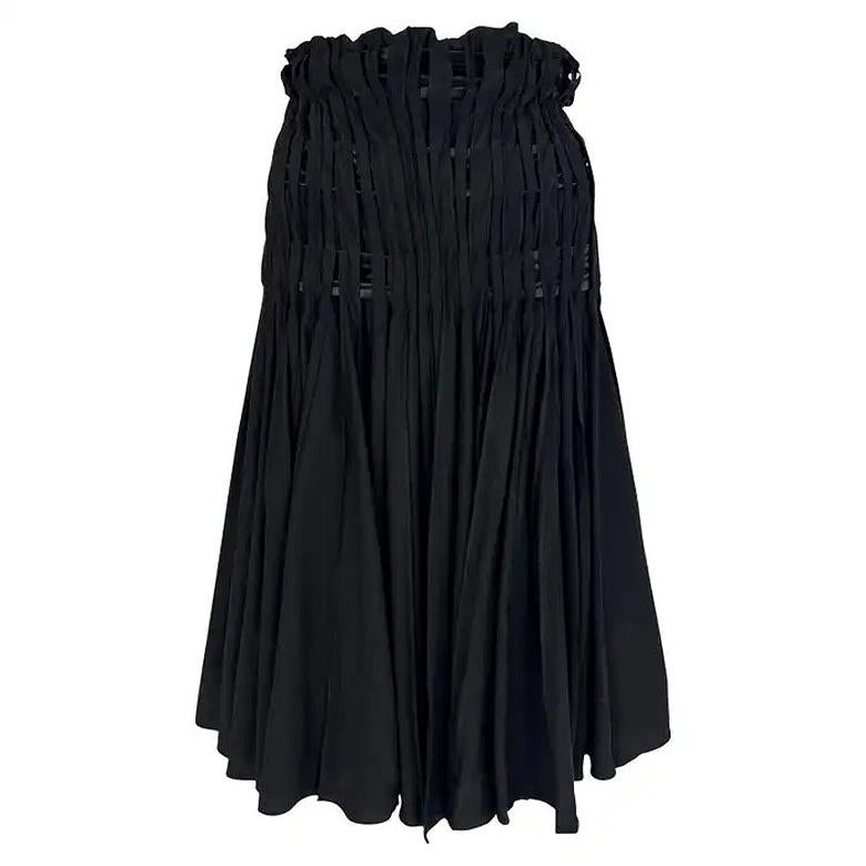 F/W 2001 Yves Saint Laurent by Tom Ford Falda acampanada plisada de satén negro