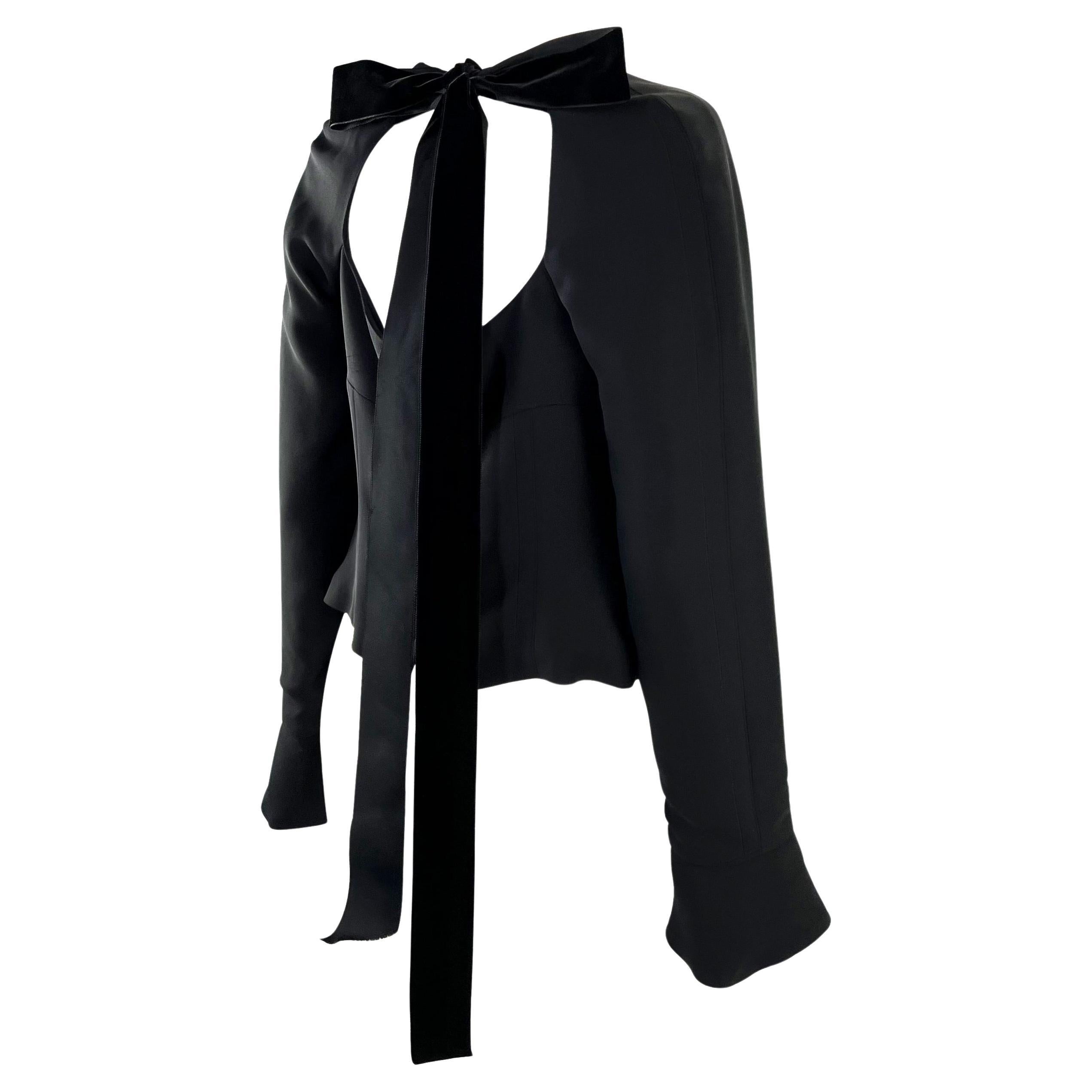 Wir präsentieren eine zeitlose schwarze Yves Saint Laurent Rive Gauche Bluse, entworfen von Tom Ford. Dieses atemberaubende Oberteil in Schwarz aus der Herbst/Winter-Kollektion 2001 hat einen taillierten Schnitt und einen offenen Ausschnitt. Die