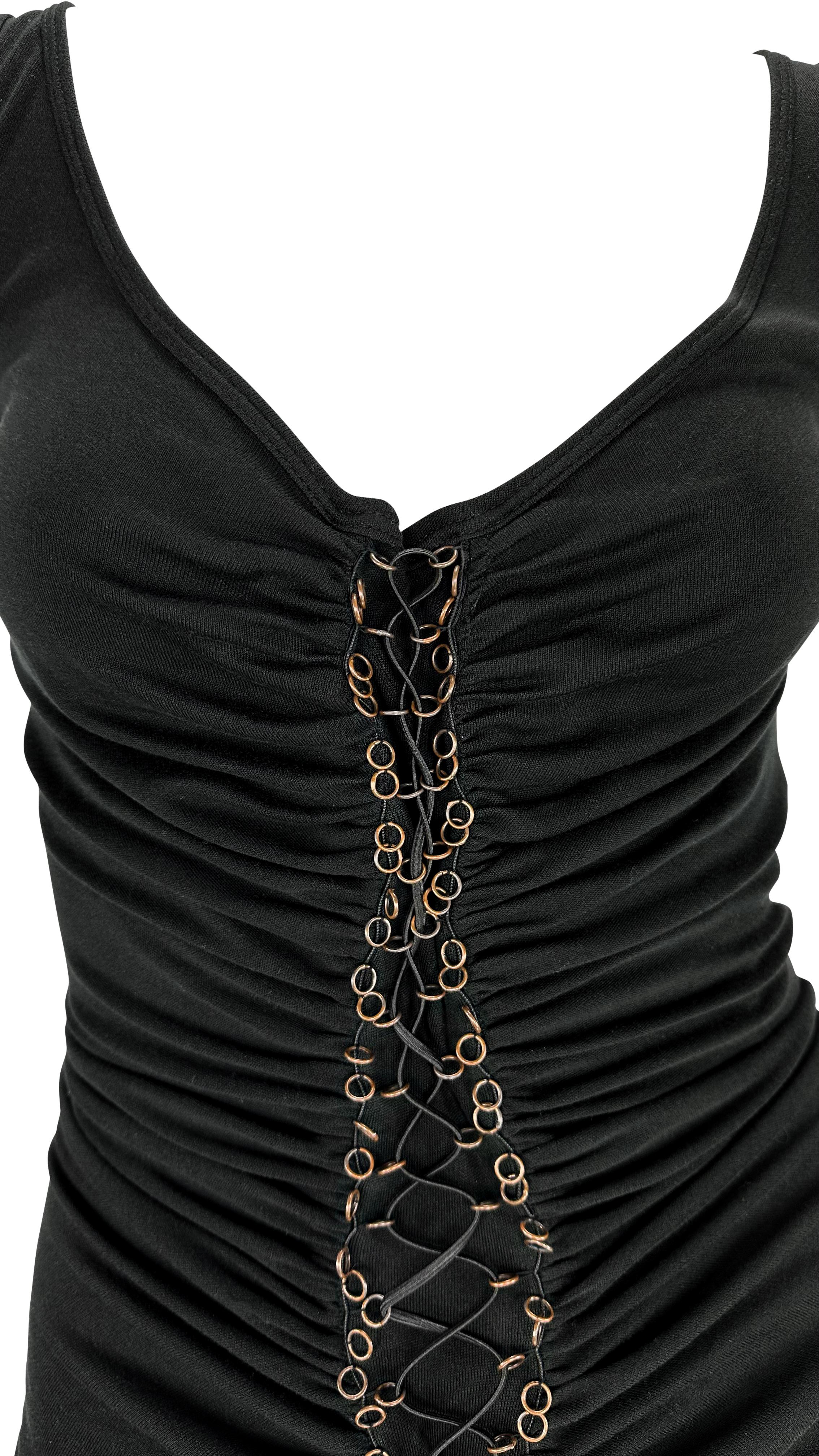 Questa canotta nera increspata di Alexander McQueen, appartenente alla collezione 