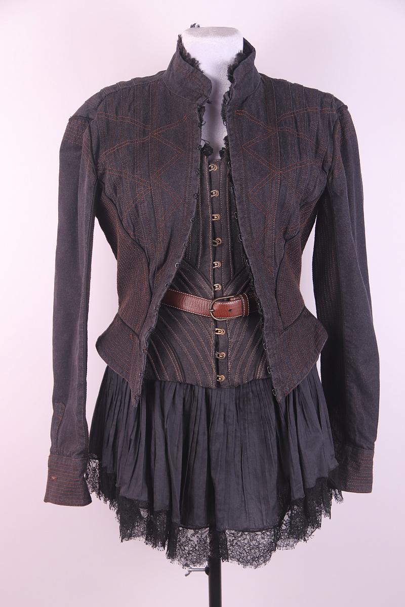 F/W 2002 Alexander McQueen «Supercalifragilistic-Expialidocious» Runway Set For Sale 3