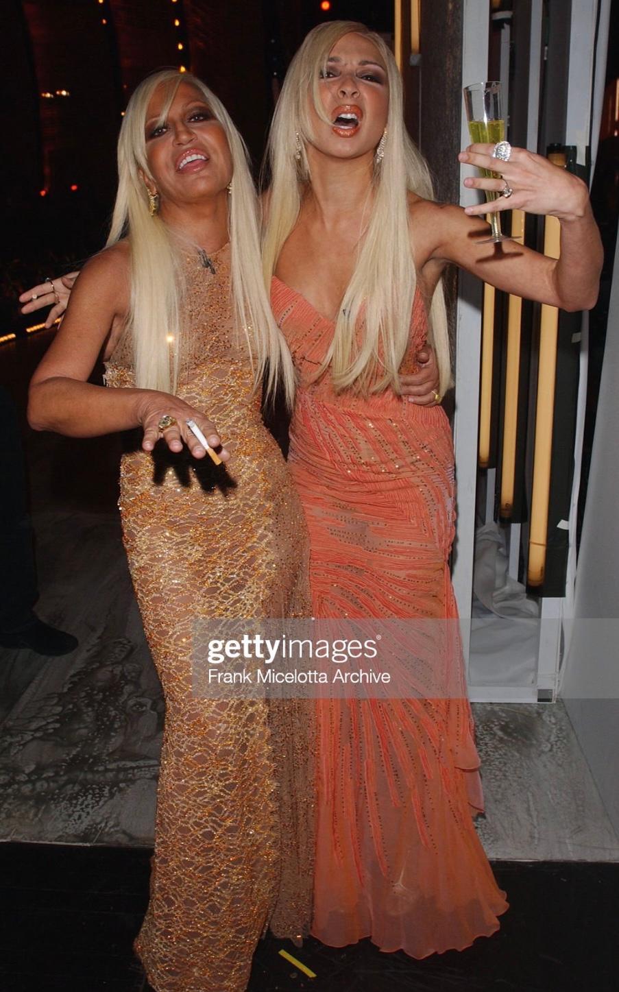 Robe à sequins orange transparente Atelier Versace par Donatella Maya Rudolph, A/H 2002 en vente 12