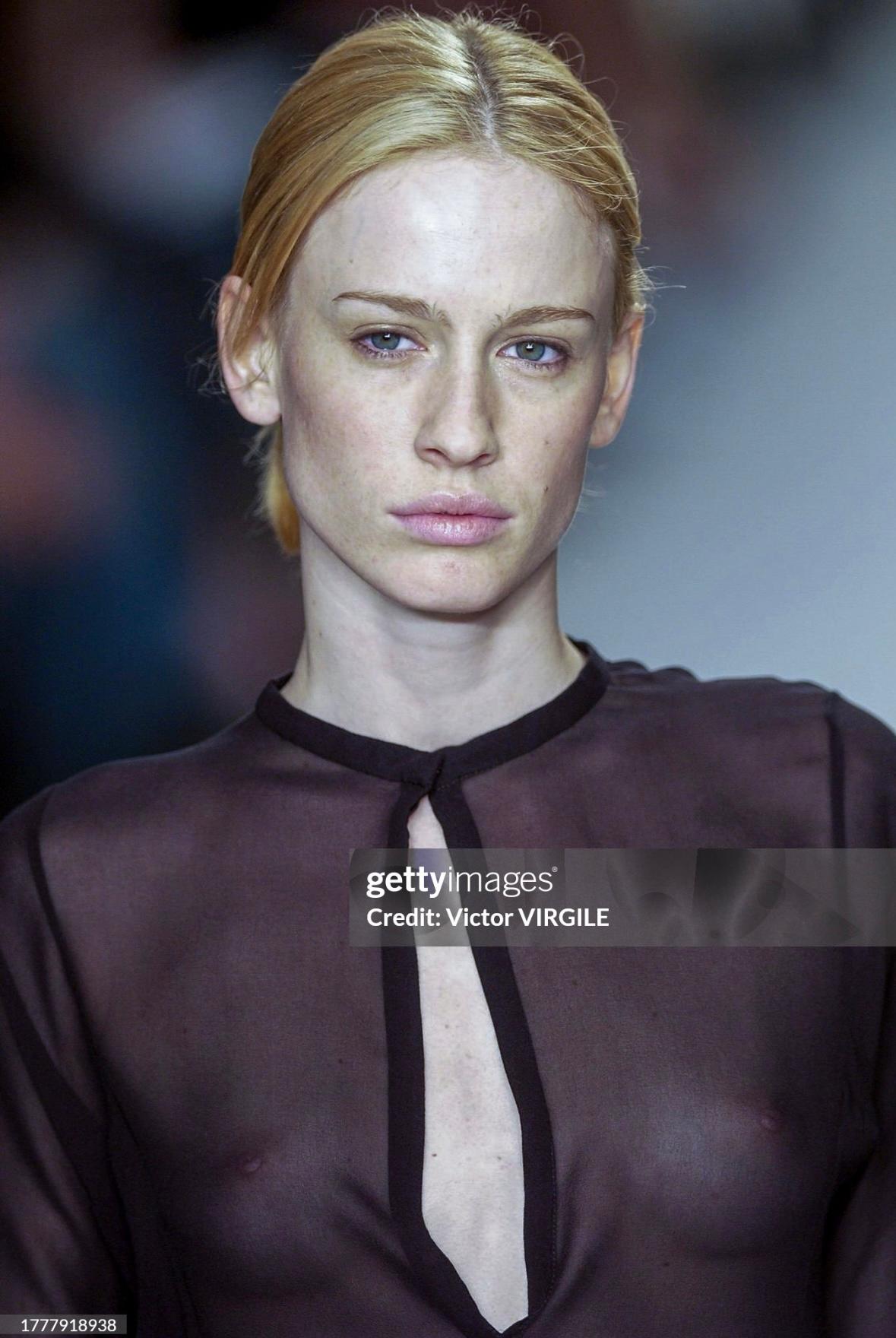 Nero A/I 2002 Calvin Klein: camicetta a tunica nera, trasparente e scollata. in vendita