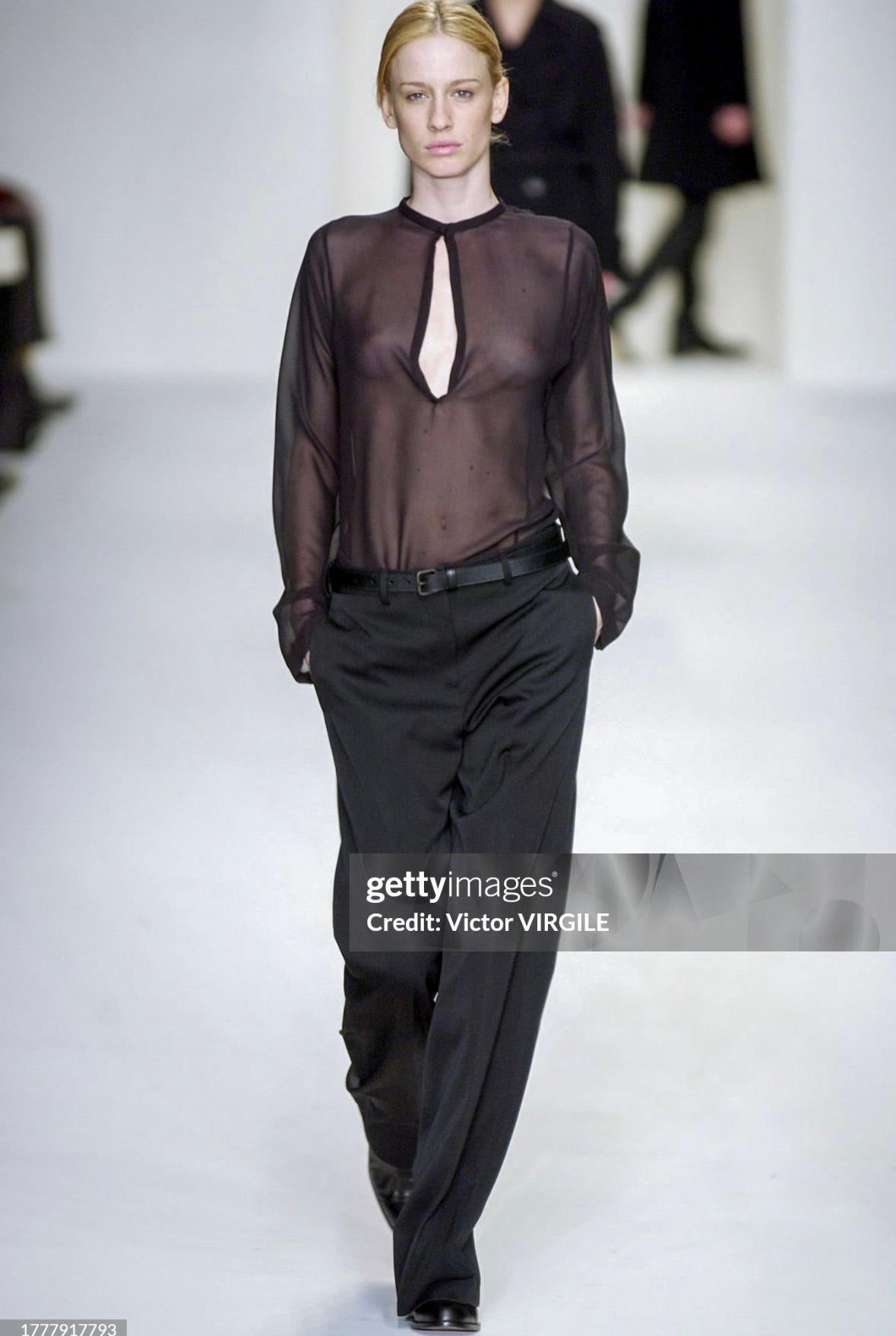 Donna A/I 2002 Calvin Klein: camicetta a tunica nera, trasparente e scollata. in vendita