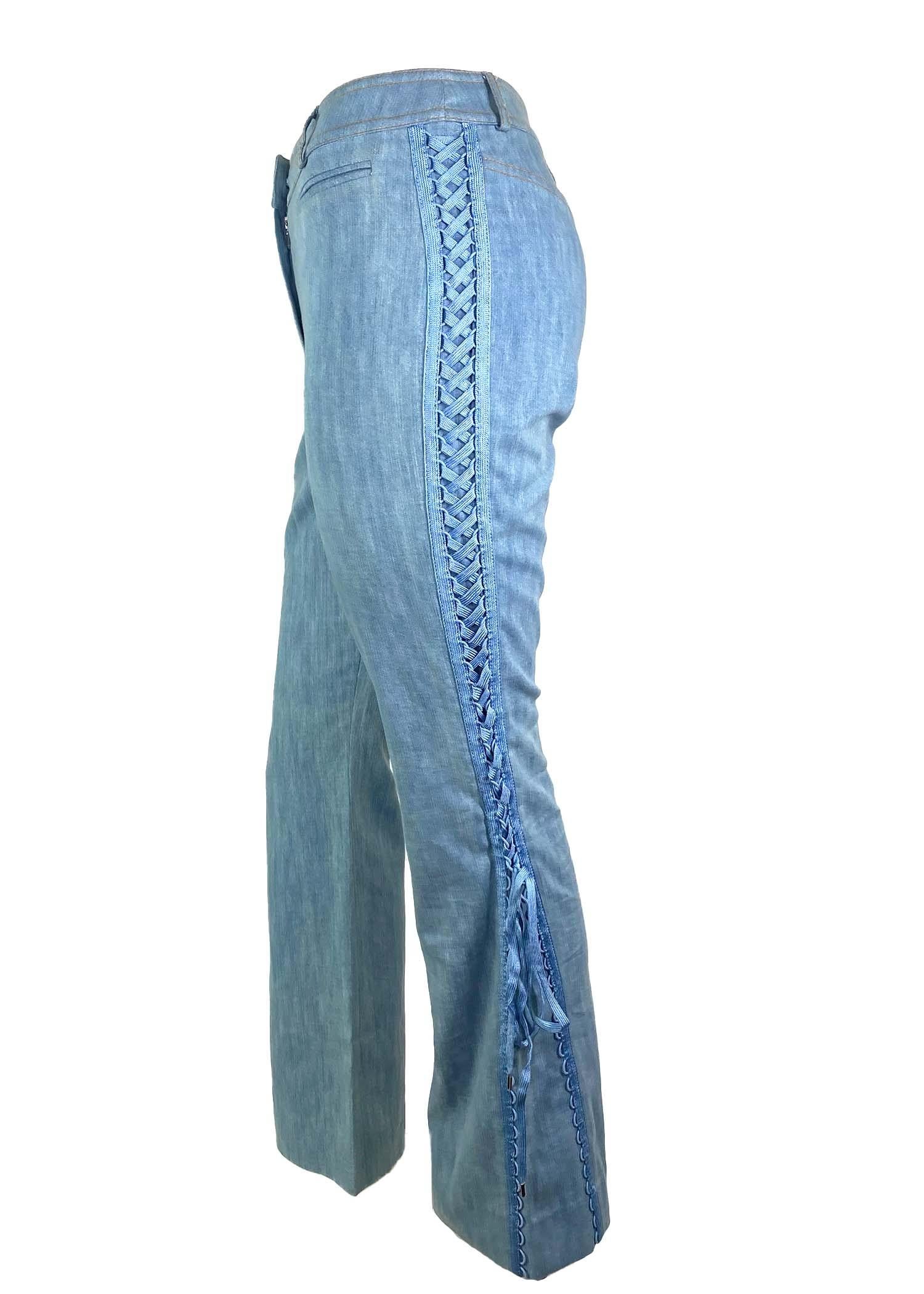Présentation d'un pantalon de chambray Christian Dior à coupe boot cut et à lacets, dessiné par John Galliano. Issu de la collection Automne/Hiver 2002, ce pantalon incroyable est doté de lacets sur les côtés, ce qui lui confère une allure de