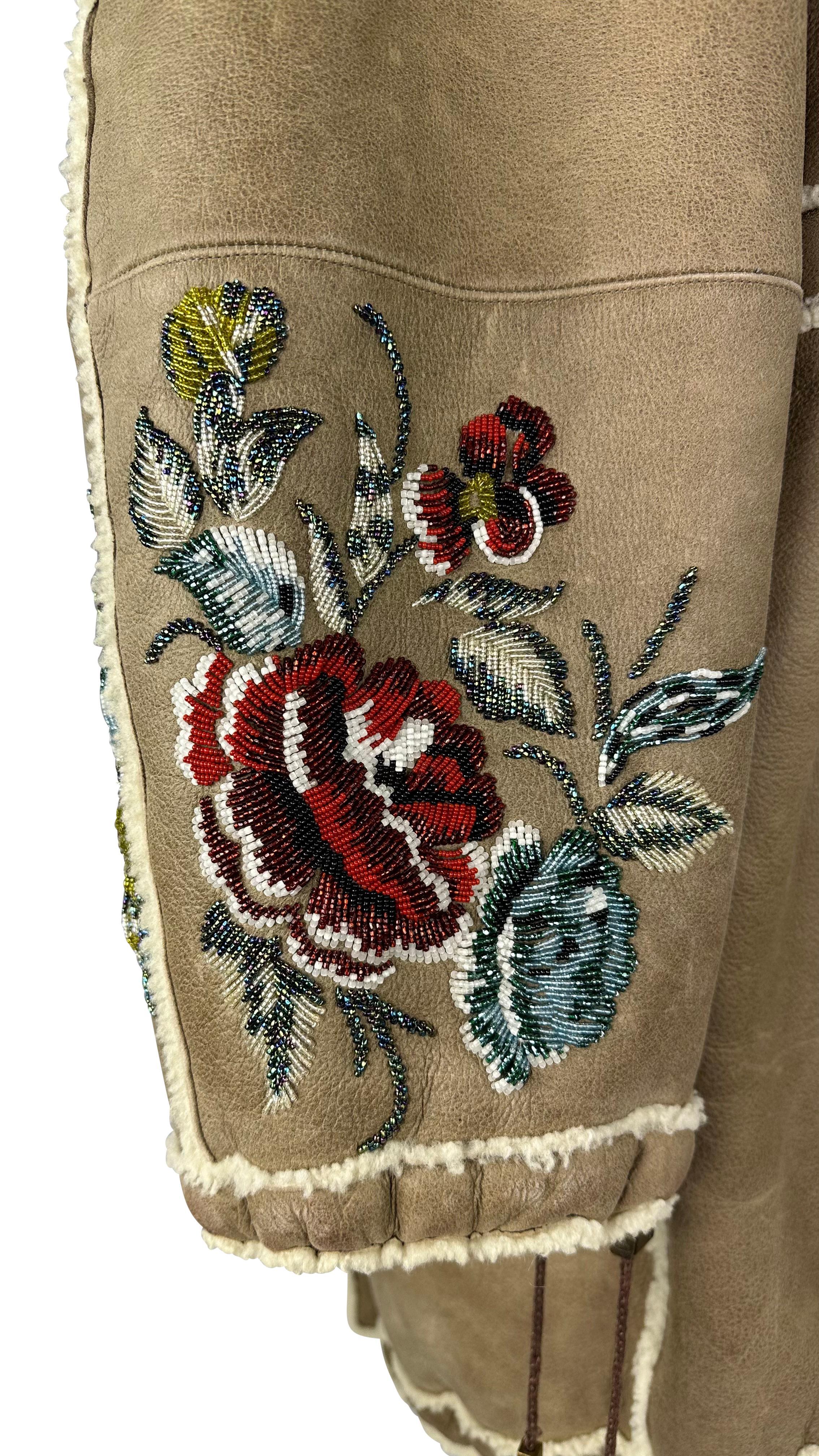 Donna A/I 2002 Christian Dior for Christian Dior by John Galliano Cappotto floreale con perline e pelliccia di montone con cappuccio in vendita