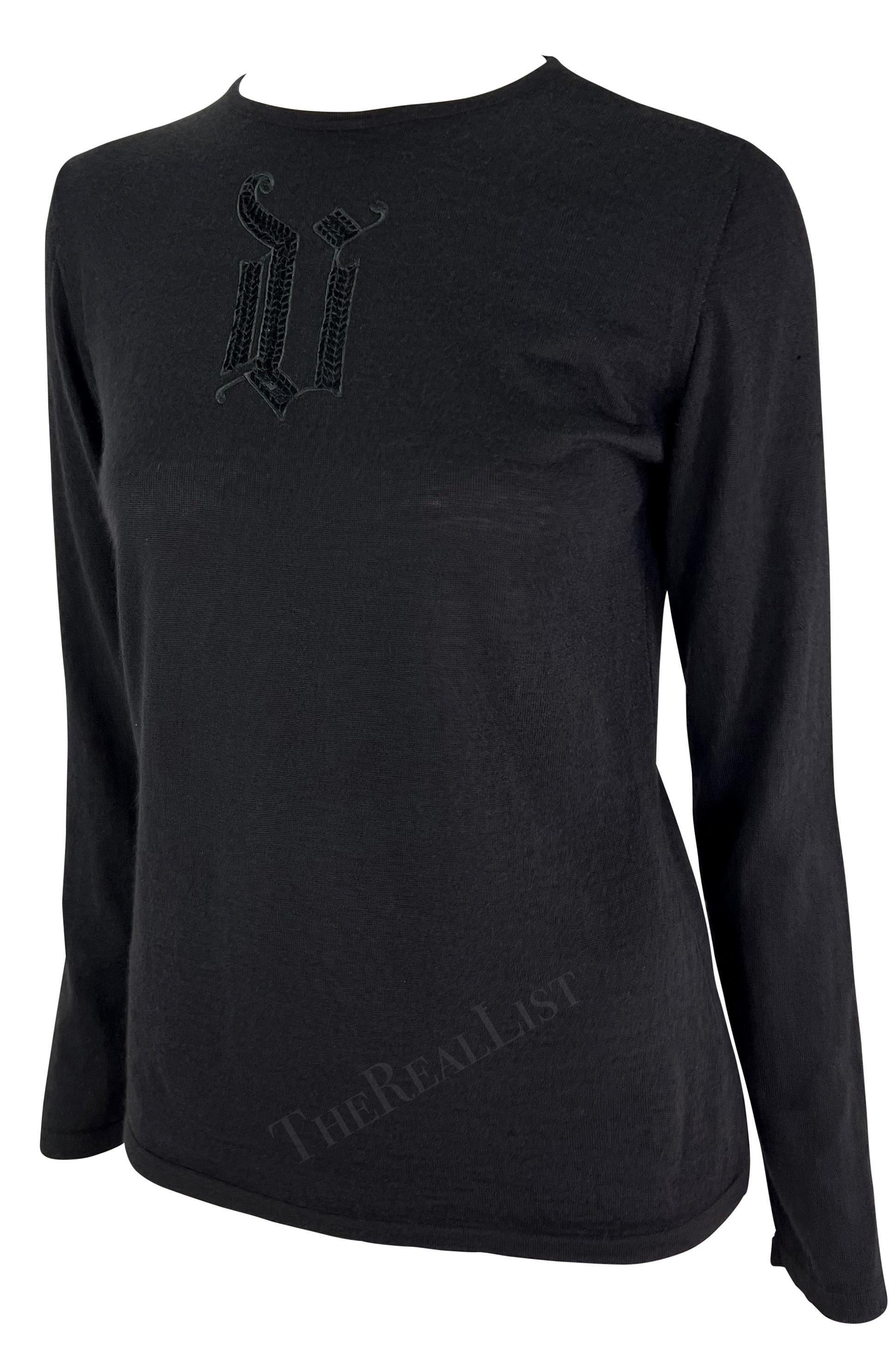 F/W 2002 Gianni Versace by Donatella Schwarzer Pailletten-Strickpullover 'V' mit Monogramm 'V' im Zustand „Hervorragend“ im Angebot in West Hollywood, CA