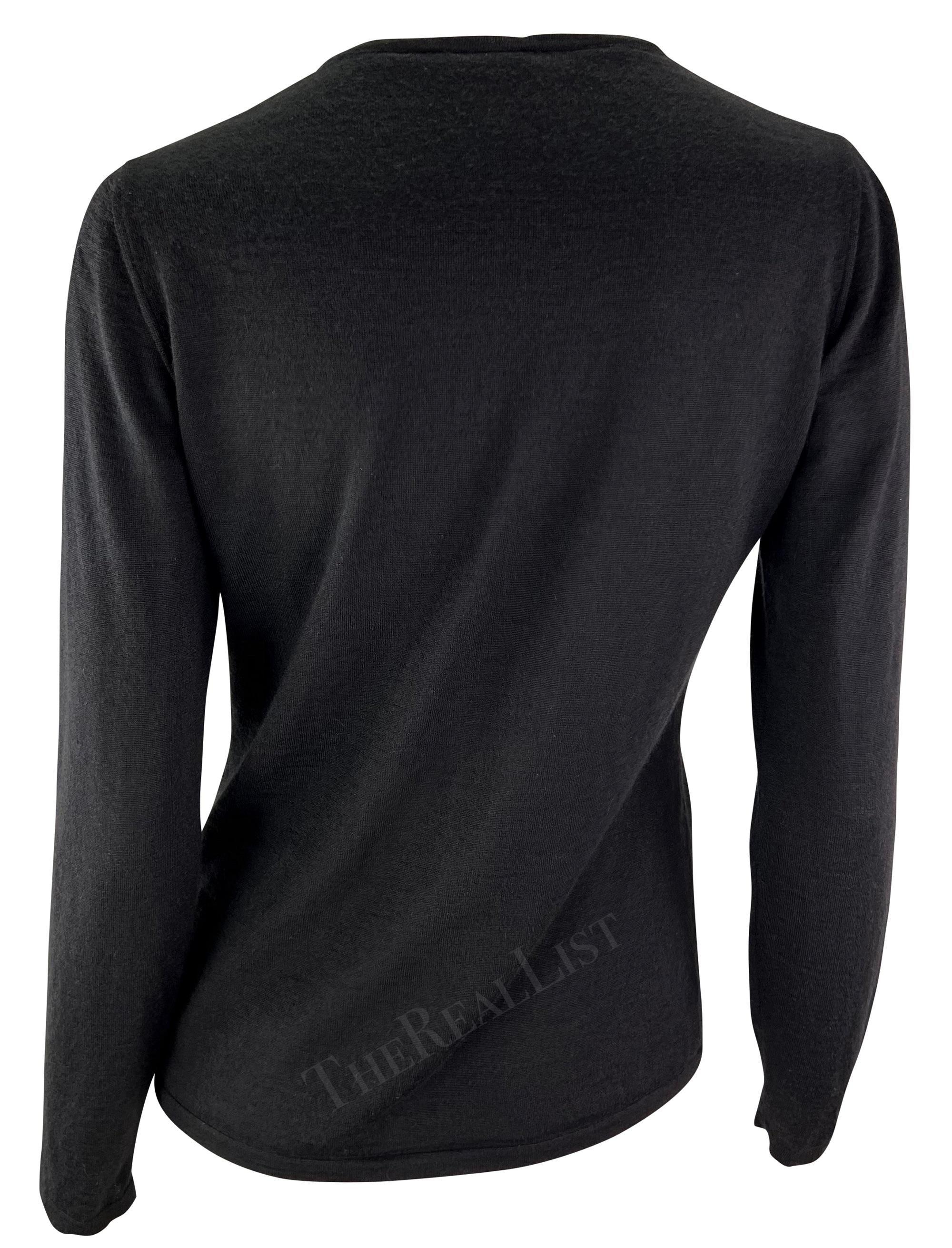 F/W 2002 Gianni Versace by Donatella Schwarzer Pailletten-Strickpullover 'V' mit Monogramm 'V' im Angebot 1