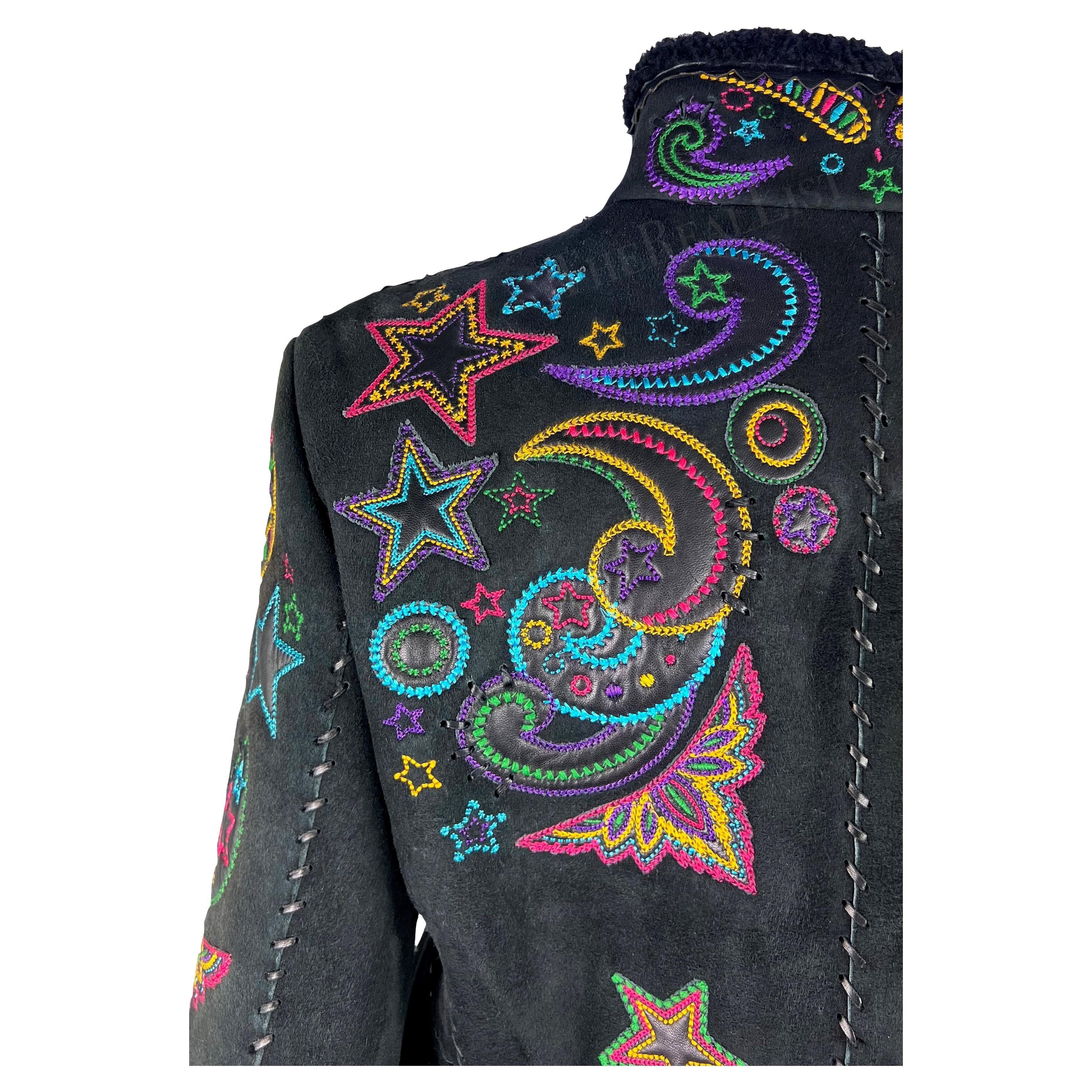 Ti presentiamo un favoloso cappotto Gianni Versace in shearling nero, disegnato da Donatella Versace. Dalla collezione Autunno/Inverno 2002,  Pezzi simili erano caratterizzati da un'imponente vibrazione e motivi floreali intricati e ricamati hanno