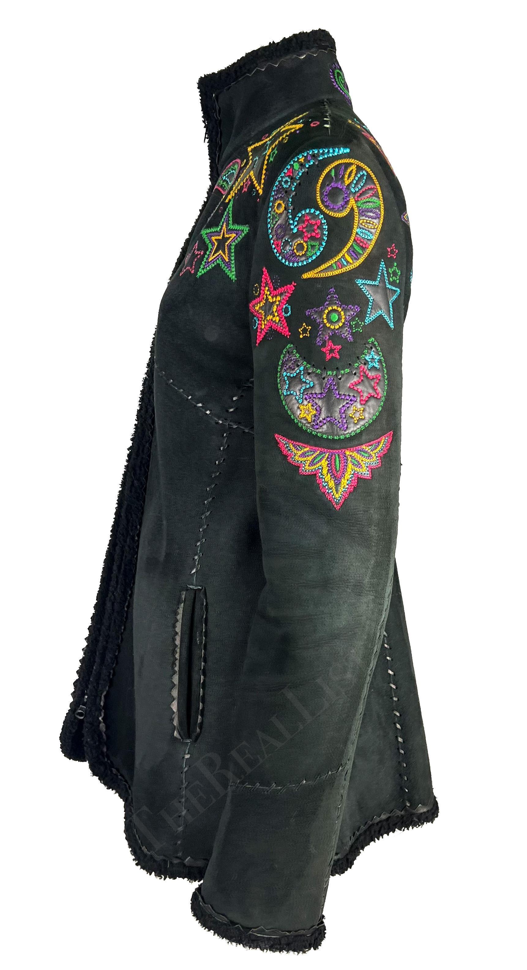 A/I 2002 Donatella Versace for Gianni Versace Cappotto ricamato con stelle in shearling nero in vendita 2