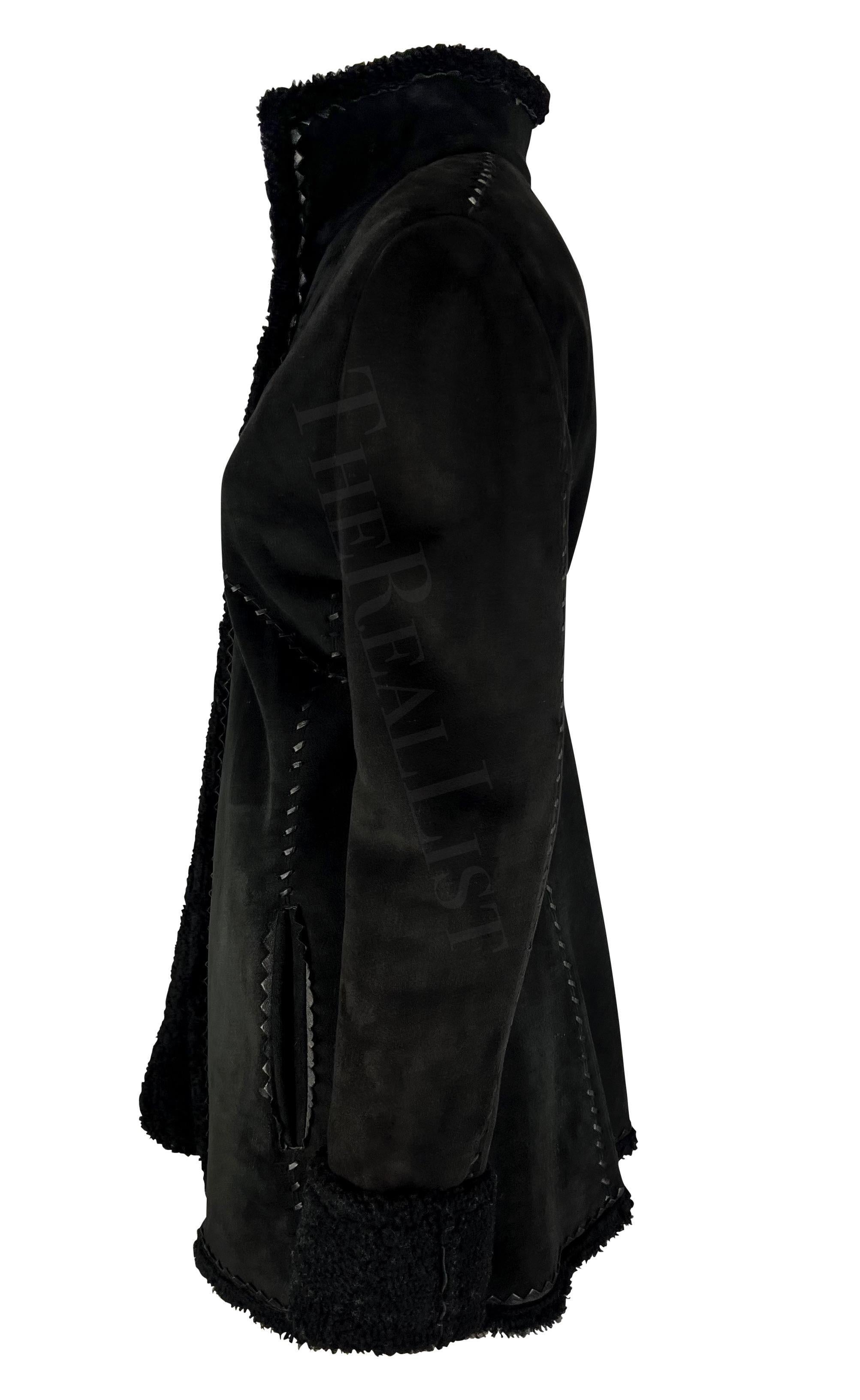 F/W 2002 Gianni Versace by Donatella Schwarze gewebte Lederjacke aus Shearling im Zustand „Gut“ im Angebot in West Hollywood, CA