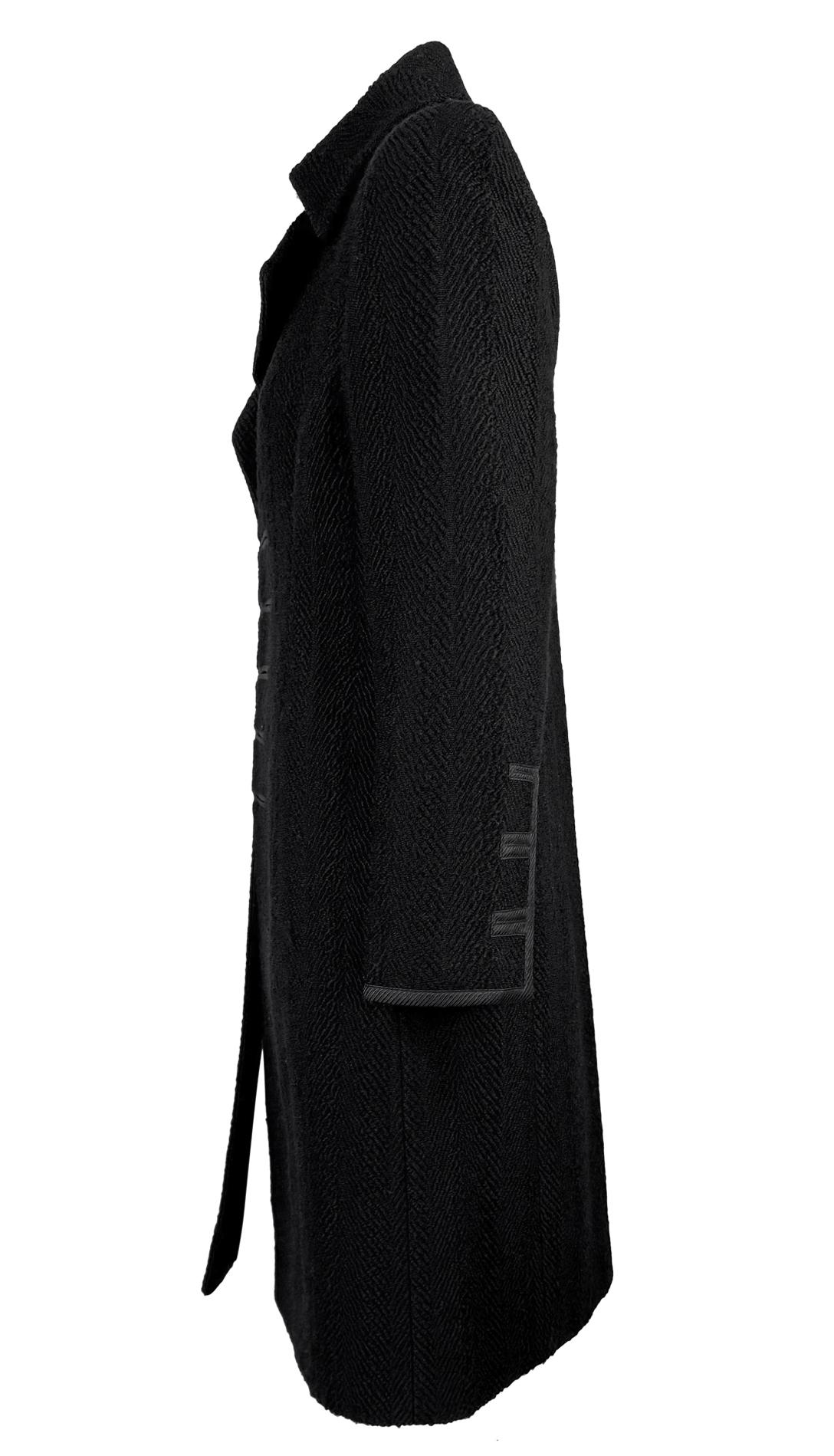 Nero A/I 2002 Gianni Versace by Donatella Versace for Gianni Versace, il trench in tweed nero che sfila in passerella in vendita
