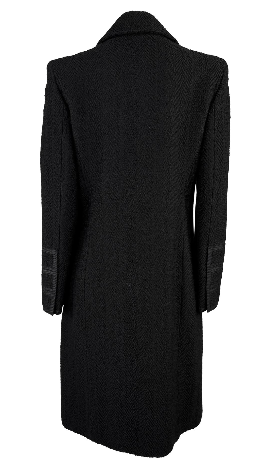 A/I 2002 Gianni Versace by Donatella Versace for Gianni Versace, il trench in tweed nero che sfila in passerella In condizioni ottime in vendita a West Hollywood, CA