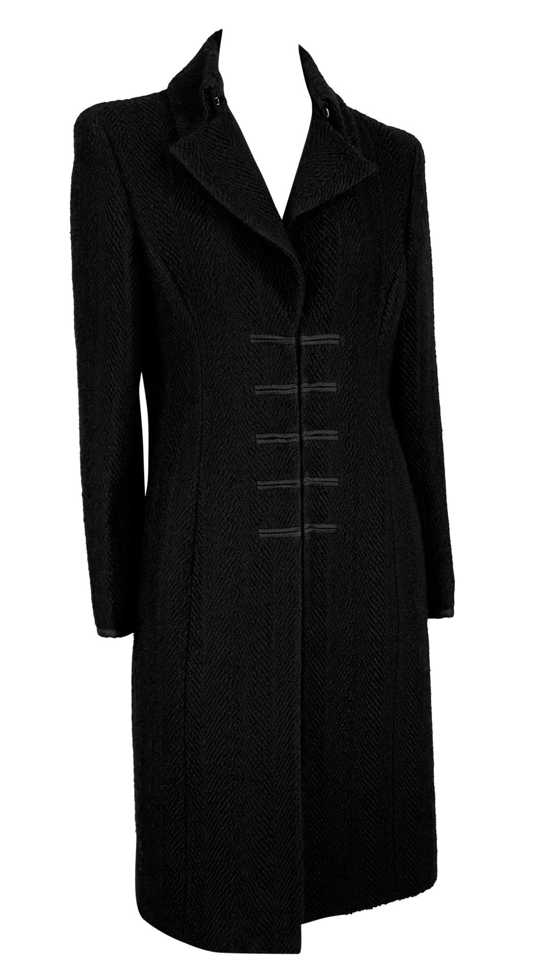 A/I 2002 Gianni Versace by Donatella Versace for Gianni Versace, il trench in tweed nero che sfila in passerella in vendita 1