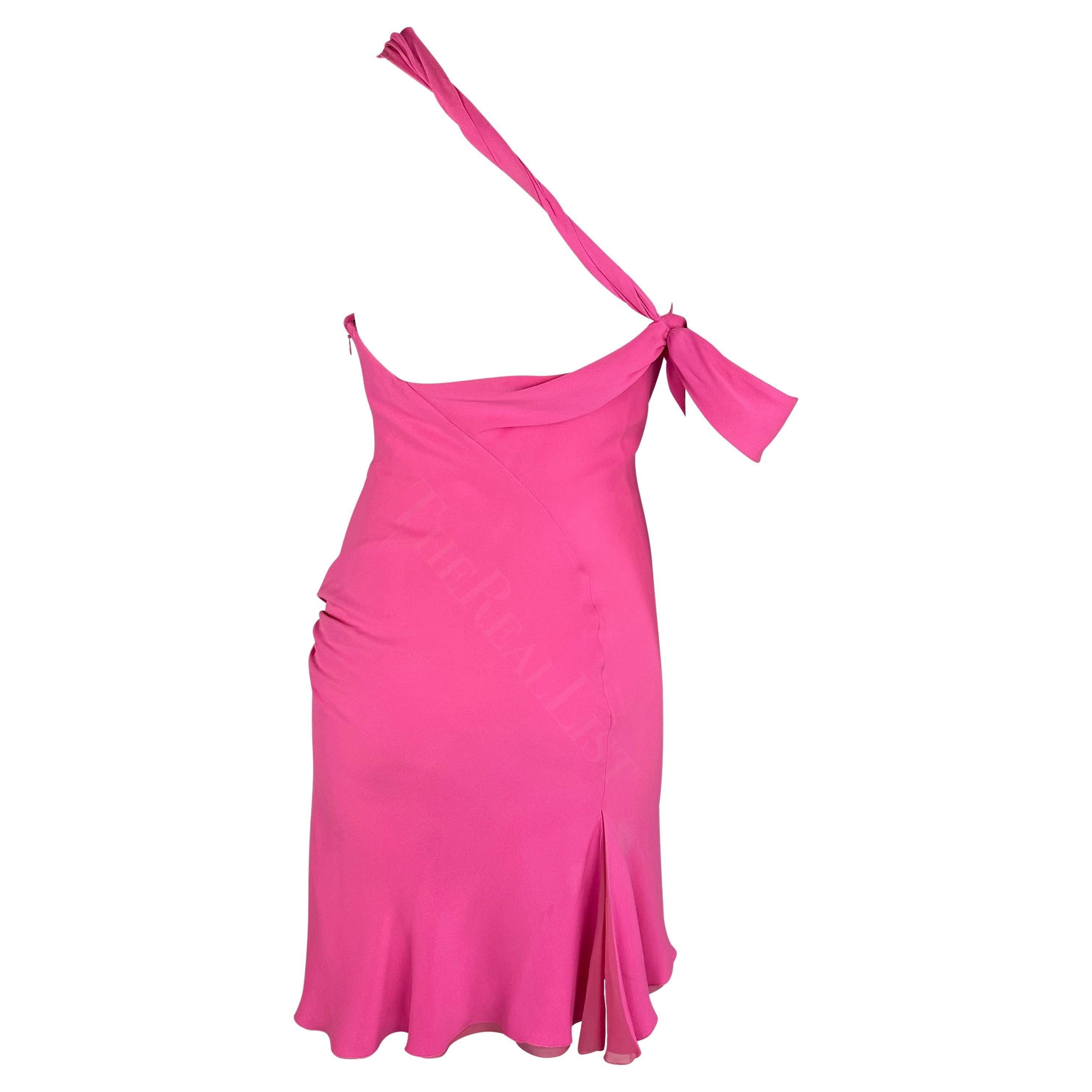 F/W 2002 Gianni Versace by Donatella Mini robe asymétrique fendue rose vif fluo en vente 3