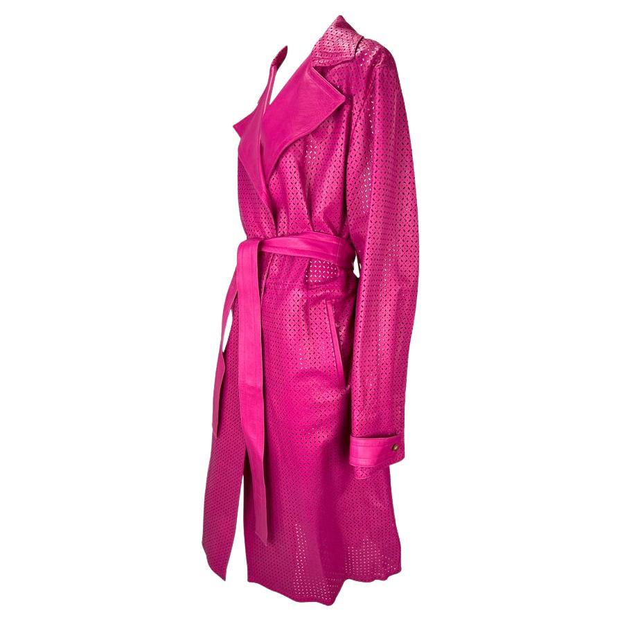 Rose Manteau en cuir perforé rose du défilé Gianni Versace par Donatella, A/H 2002  en vente