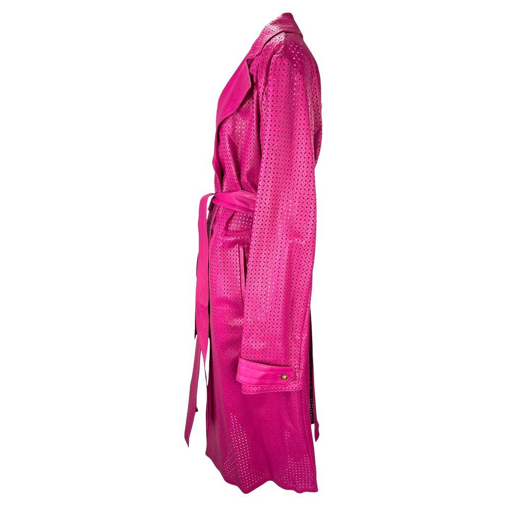 Manteau en cuir perforé rose du défilé Gianni Versace par Donatella, A/H 2002  Pour femmes en vente