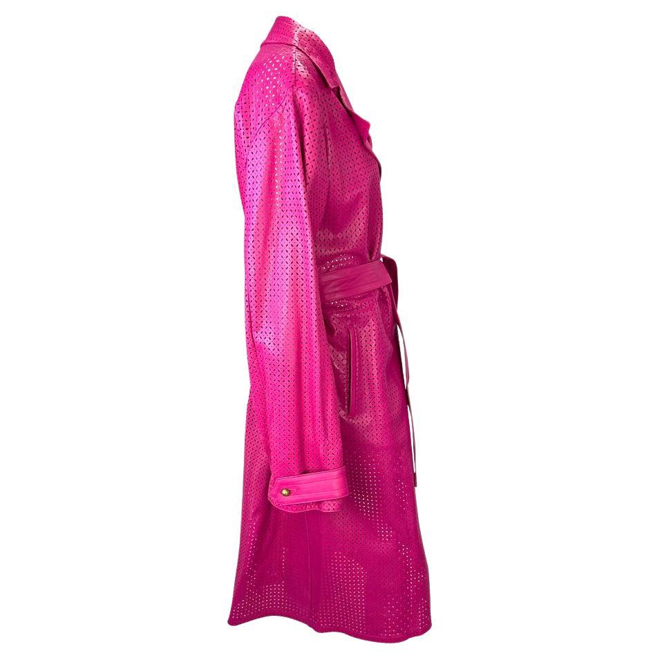 Manteau en cuir perforé rose du défilé Gianni Versace par Donatella, A/H 2002  en vente 3