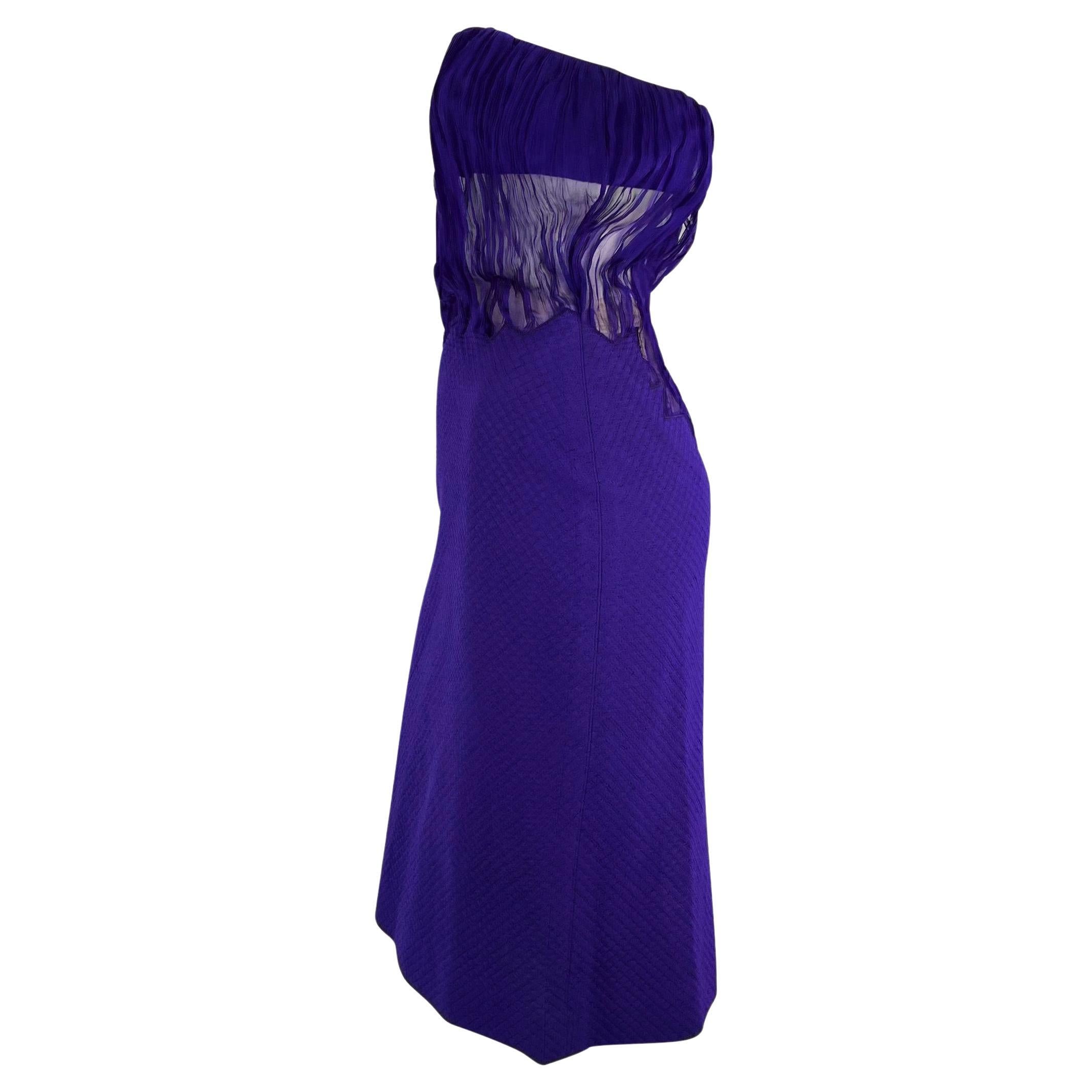 F/W 2002 Gianni Versace by Donatella Laufsteg Durchsichtiges lila trägerloses gestepptes Kleid (Violett) im Angebot