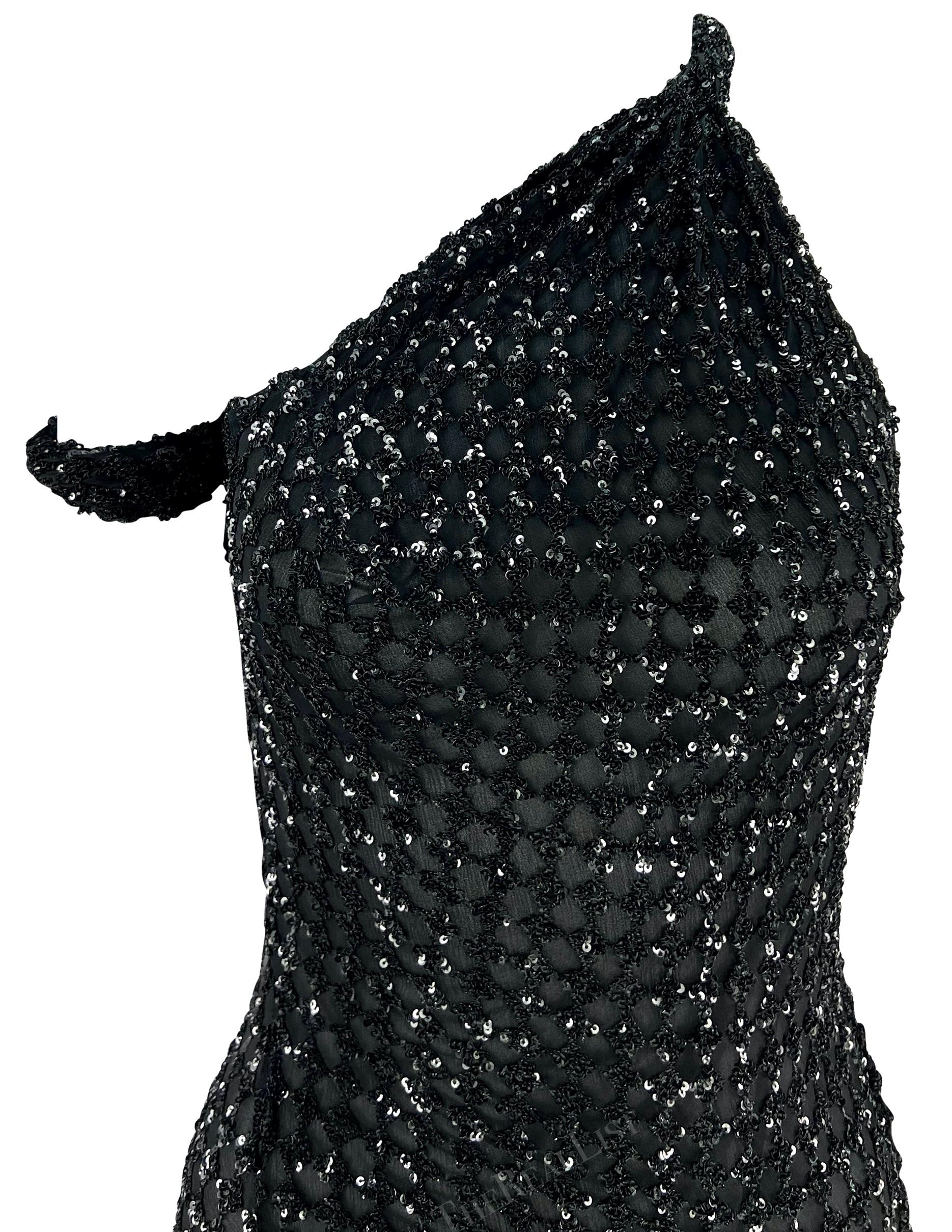 F/W 2002 Gianni Versace by Donatella Laufsteg Werbe-Kleid mit durchsichtigem Schlitz und schwarzem Pailletten  im Angebot 6