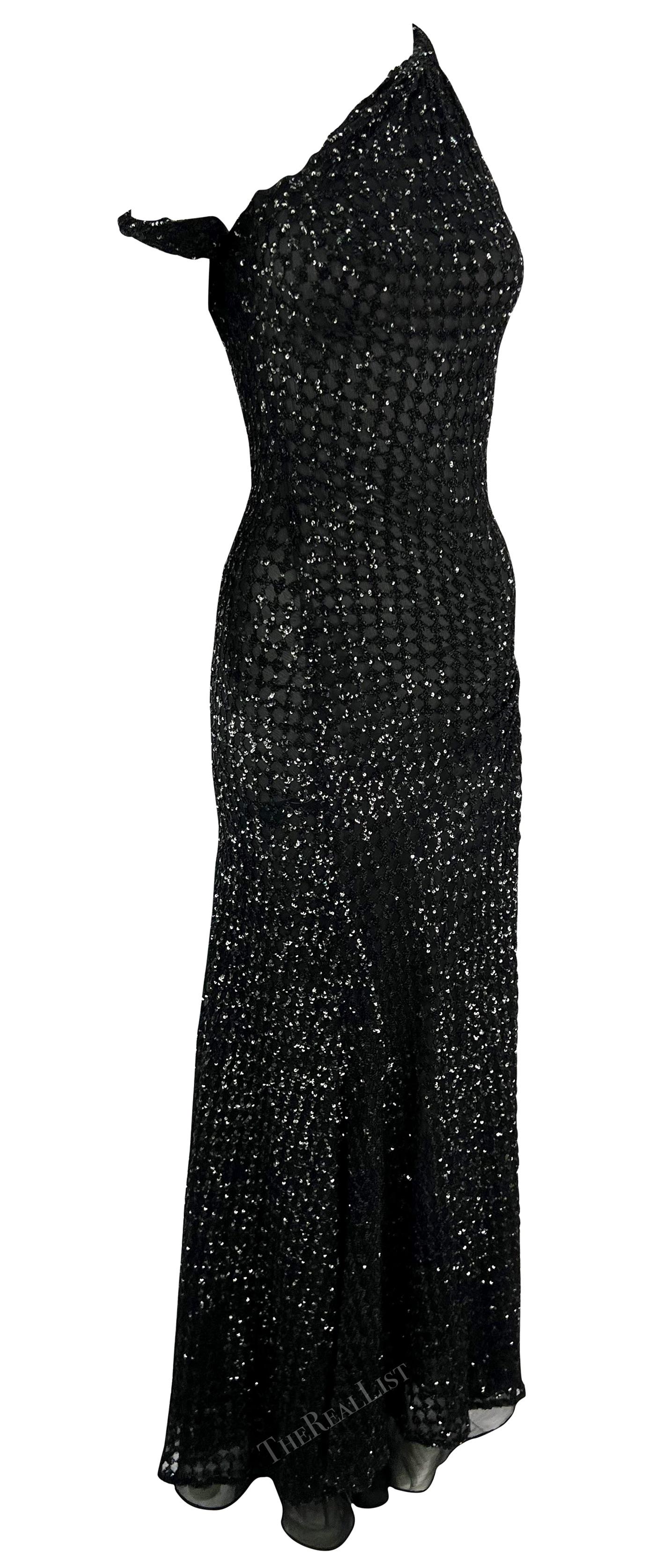 F/W 2002 Gianni Versace by Donatella Laufsteg Werbe-Kleid mit durchsichtigem Schlitz und schwarzem Pailletten  im Angebot 4