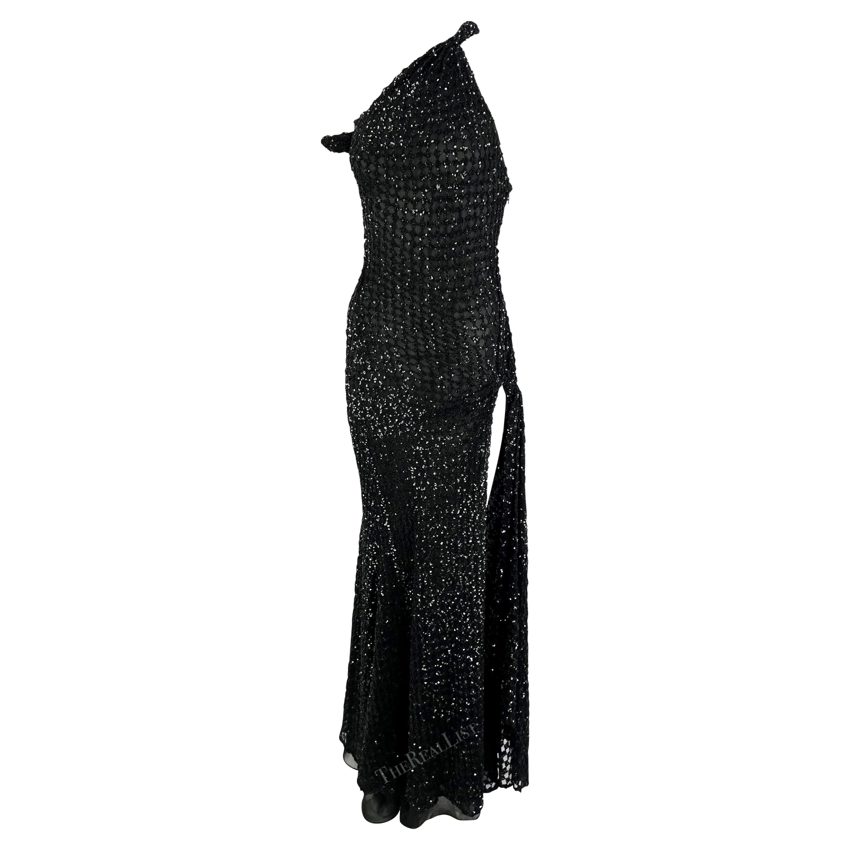 F/W 2002 Gianni Versace by Donatella Laufsteg Werbe-Kleid mit durchsichtigem Schlitz und schwarzem Pailletten  im Angebot