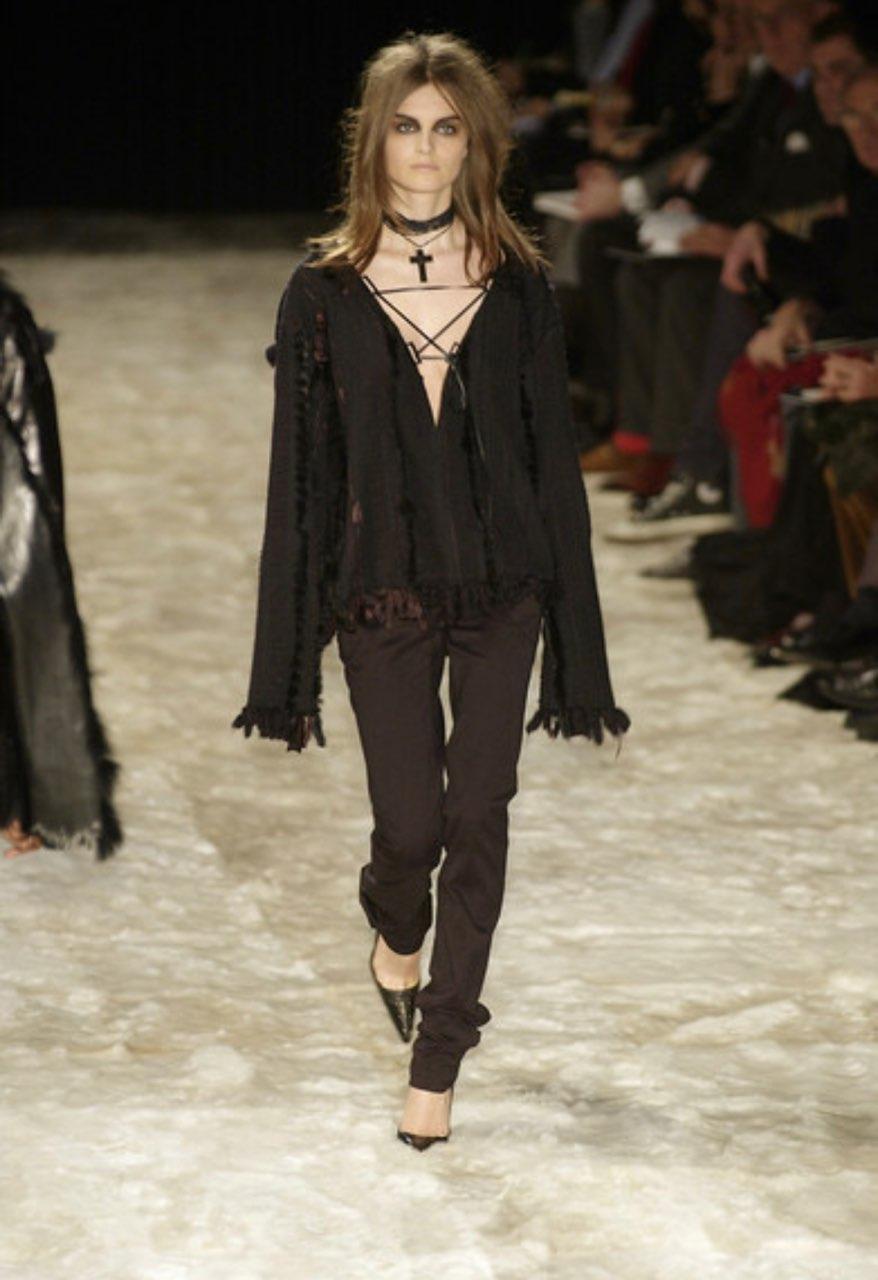 Je vous présente un fabuleux pull noir surdimensionné Gucci, conçu par Tom Ford. Issu de la collection Automne/Hiver 2002, ce haut a fait ses débuts sur le podium de la saison dans le look 6, porté par Anouck Lepère. Ce pull en maille incroyable