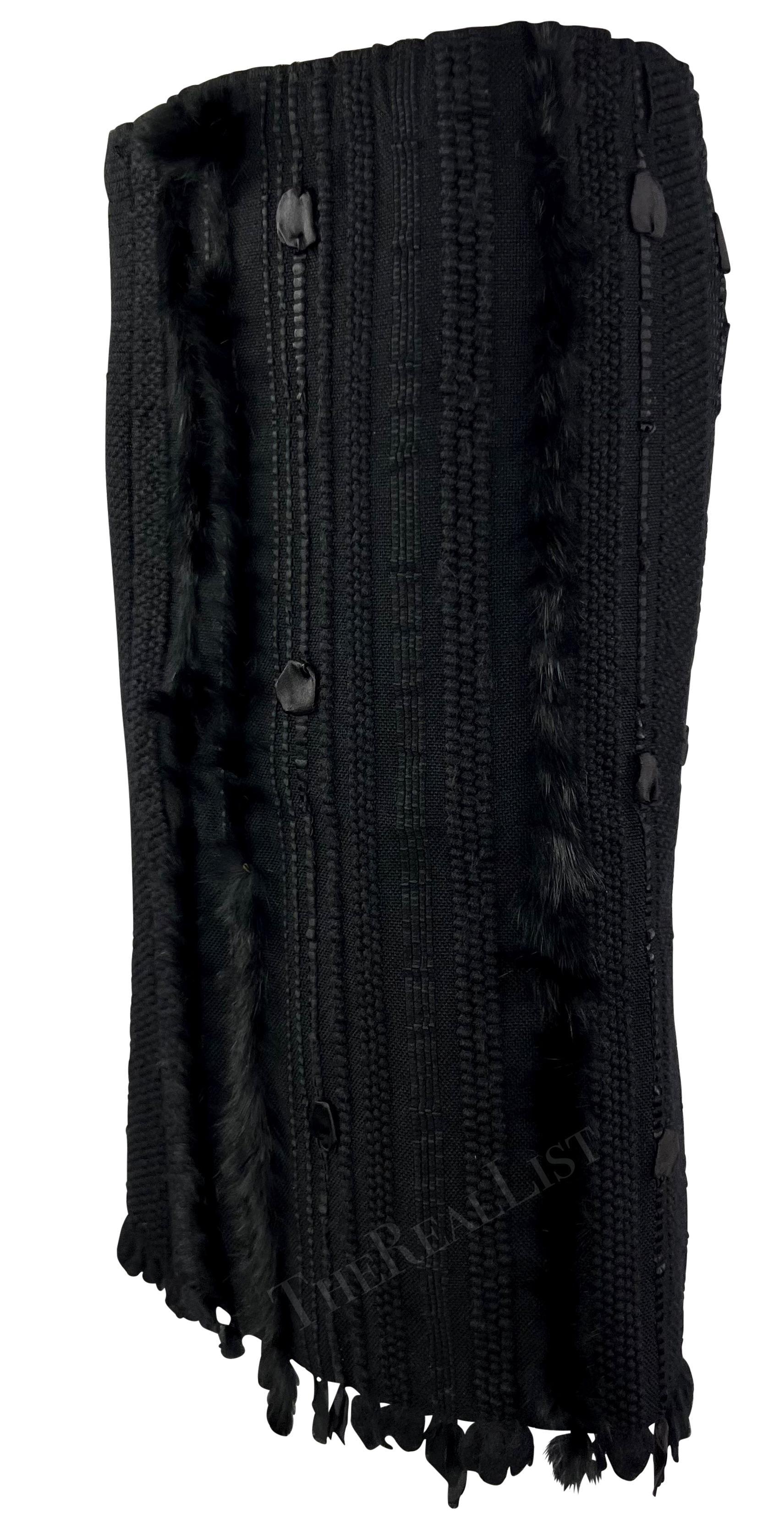 Noir Gucci par Tom Ford, jupe crayon en maille de laine noire bordée de fourrure et de rubans, A/H 2002 en vente
