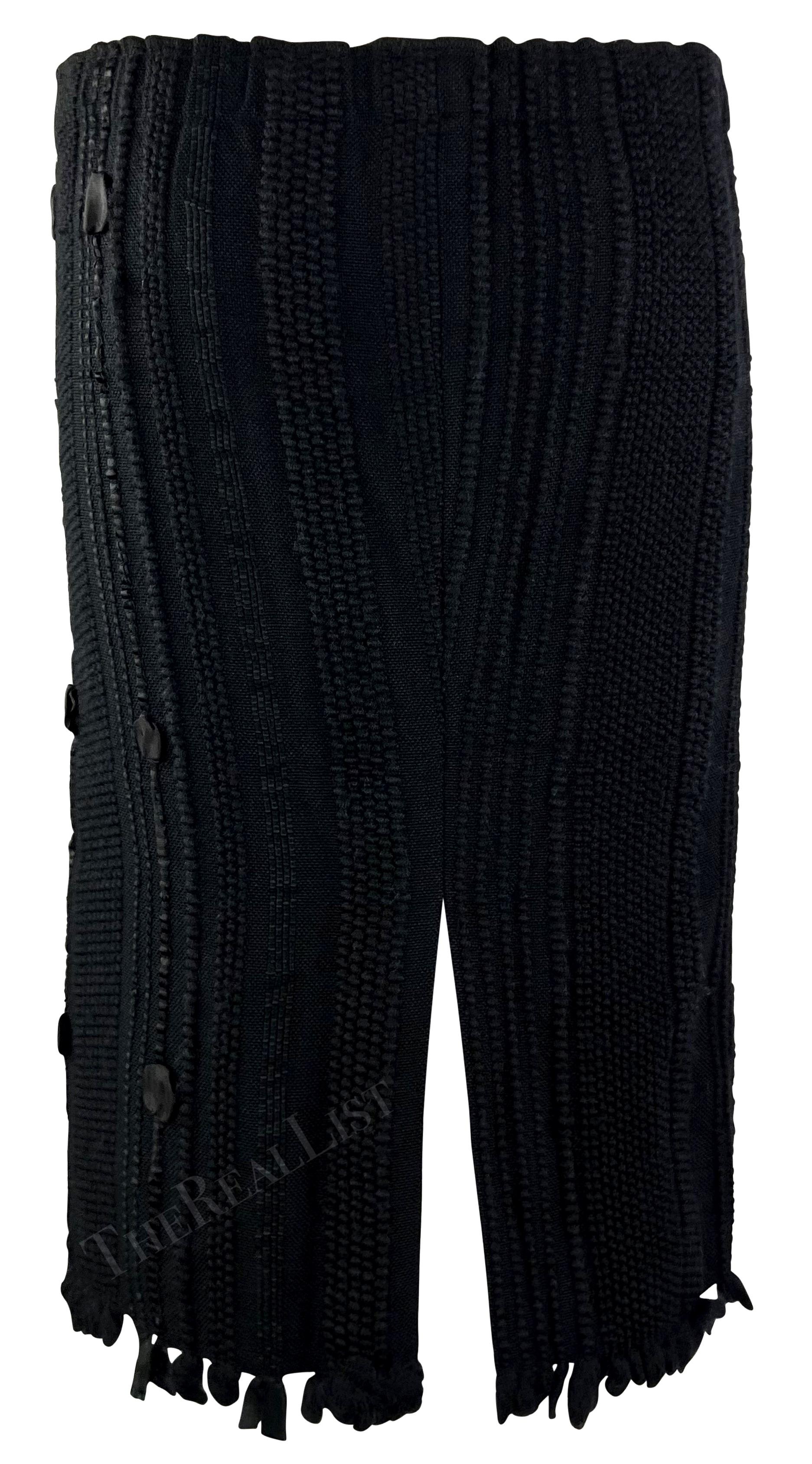 Gucci par Tom Ford, jupe crayon en maille de laine noire bordée de fourrure et de rubans, A/H 2002 en vente 1