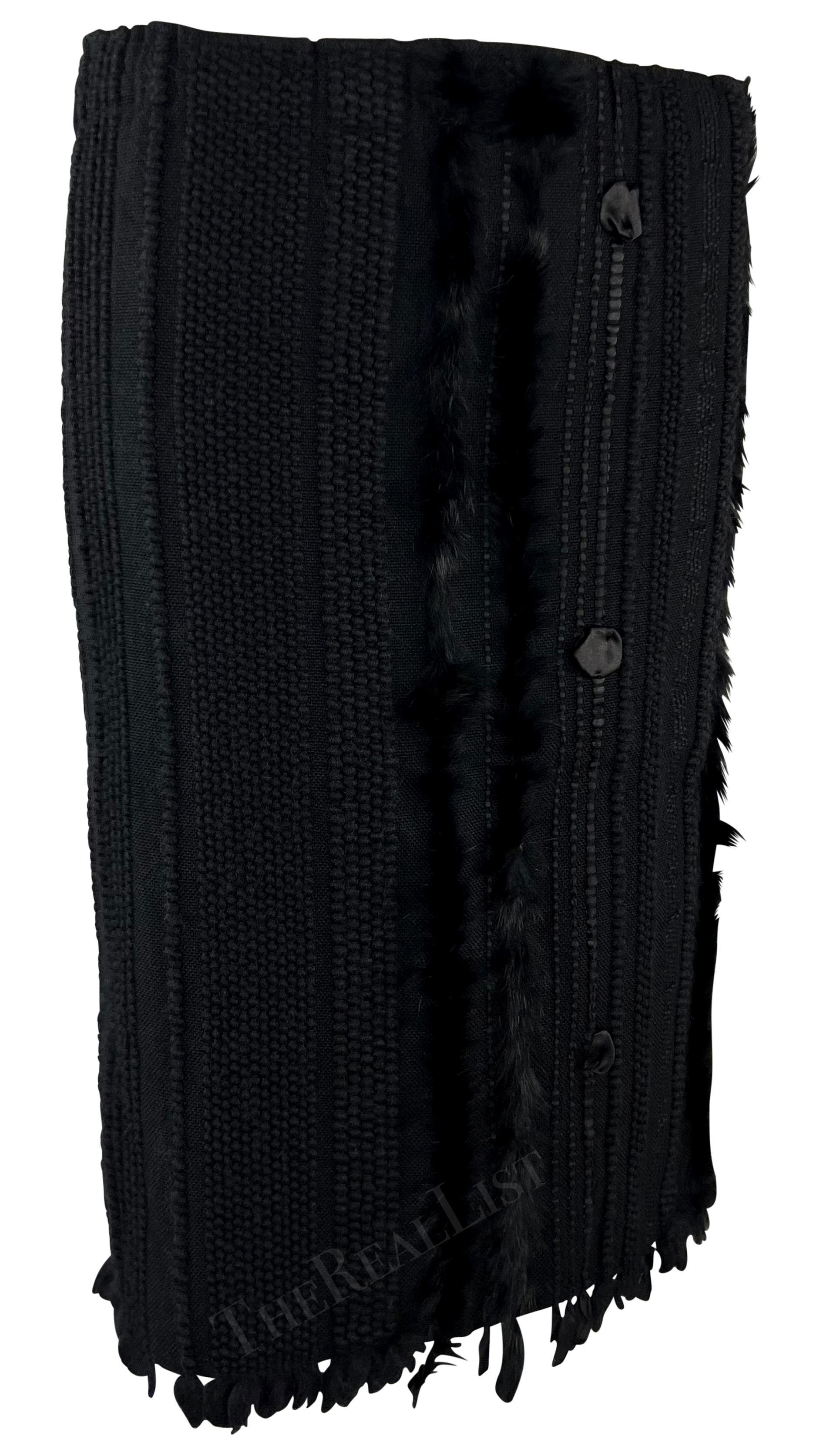 Gucci par Tom Ford, jupe crayon en maille de laine noire bordée de fourrure et de rubans, A/H 2002 en vente 2